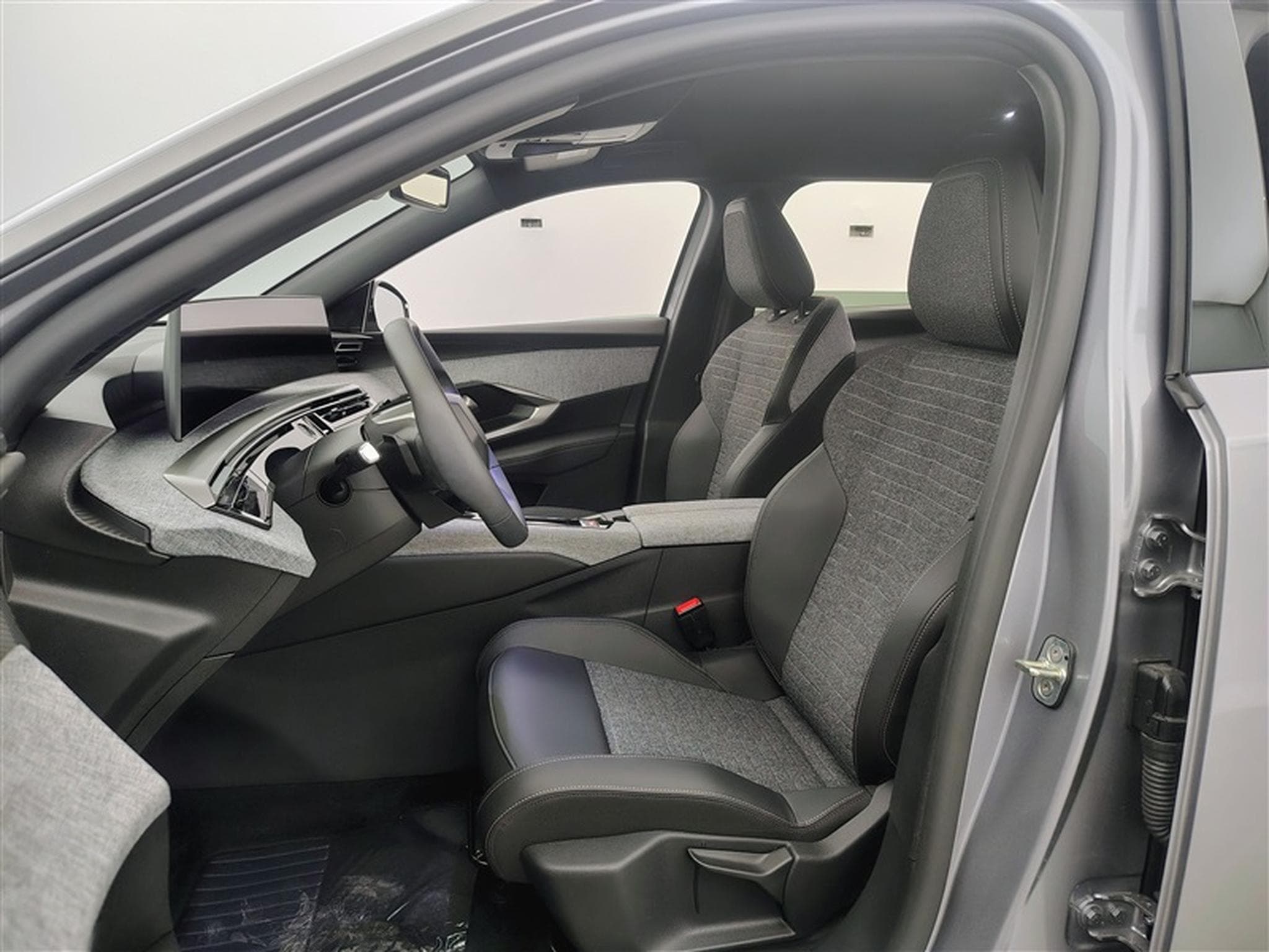 Peugeot 5008 1.2 HYBRID 145cv e-DSC6 Allure 7pl. CARPLAY / FULL LED / CAM (2025) - Photo 7