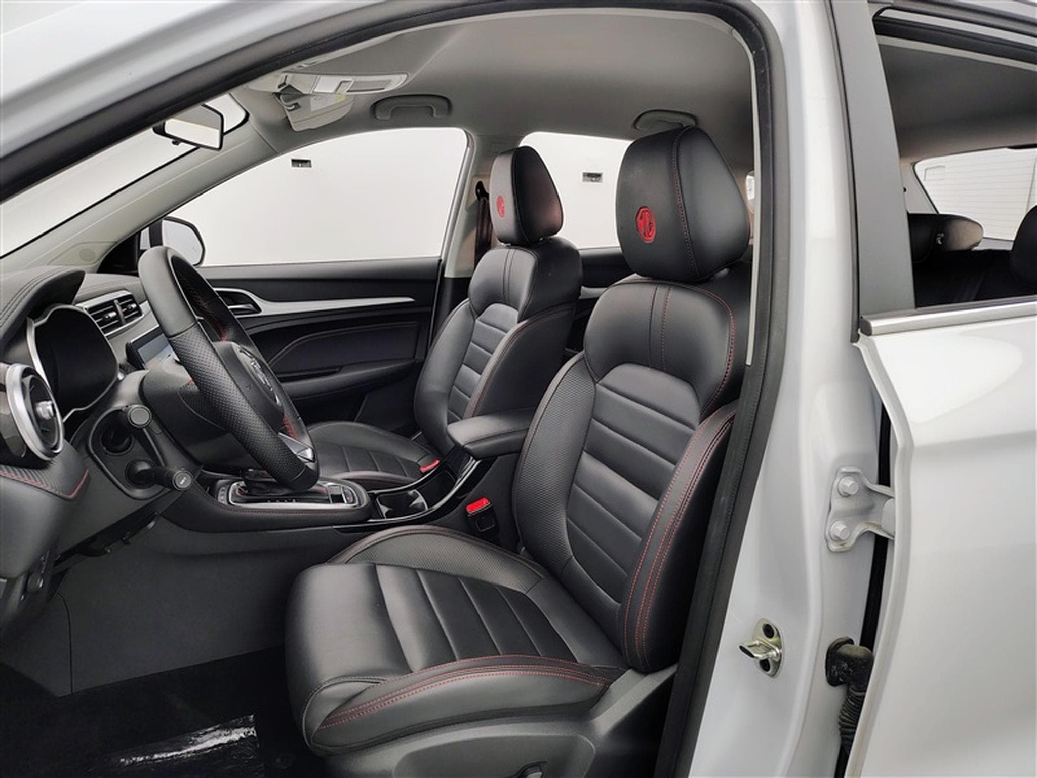 MG ZS 1.0 T-GDi 110cv AUTO Luxury NAVI / FULL LED / CUIR / CAMERA (2024) - Photo 7