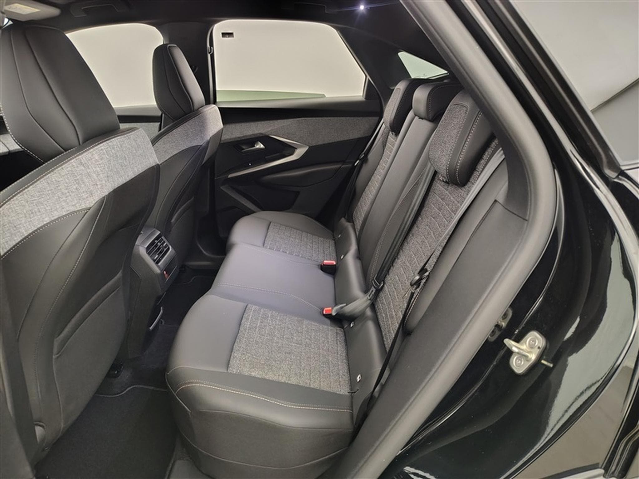 Peugeot 3008 1.2 HYBRID 145cv e-DSC6 Allure S-CUIR / NAVI / CAMERA (2025) - Photo 13