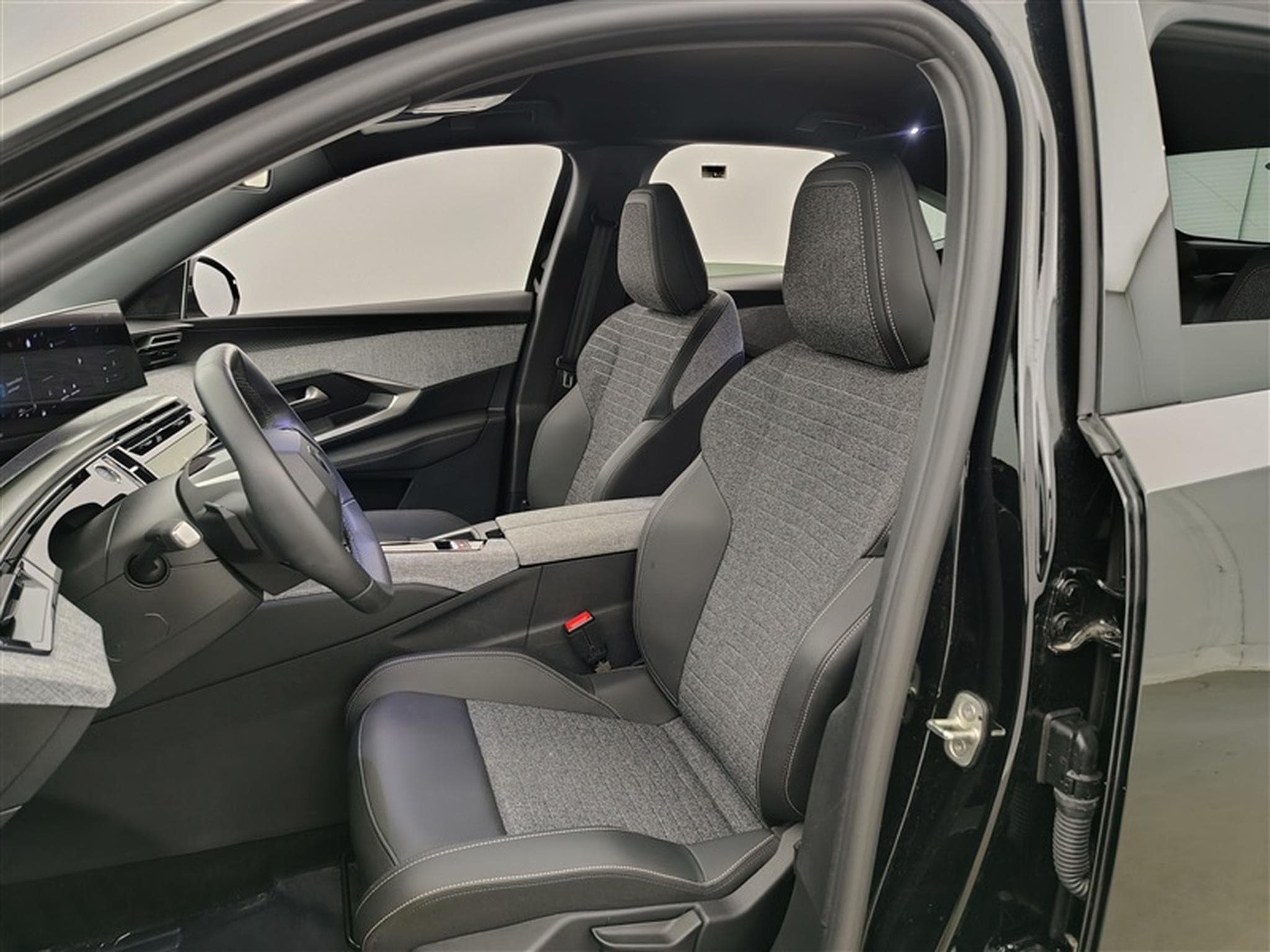 Peugeot 3008 1.2 HYBRID 145cv e-DSC6 Allure S-CUIR / NAVI / CAMERA (2025) - Photo 7
