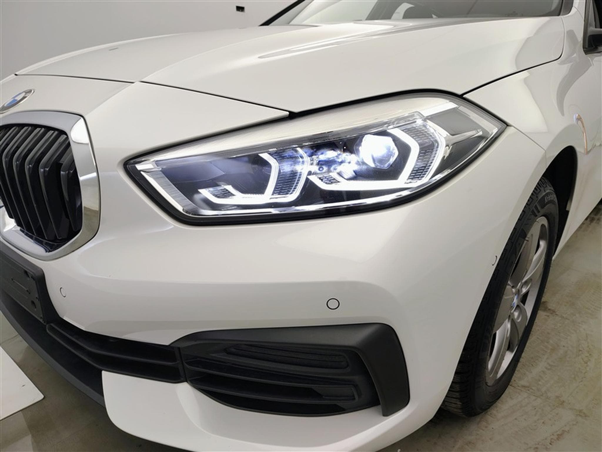 BMW 118 iA Business NAVI / FULL LED / PDC AV-AR (2023) - Foto 15