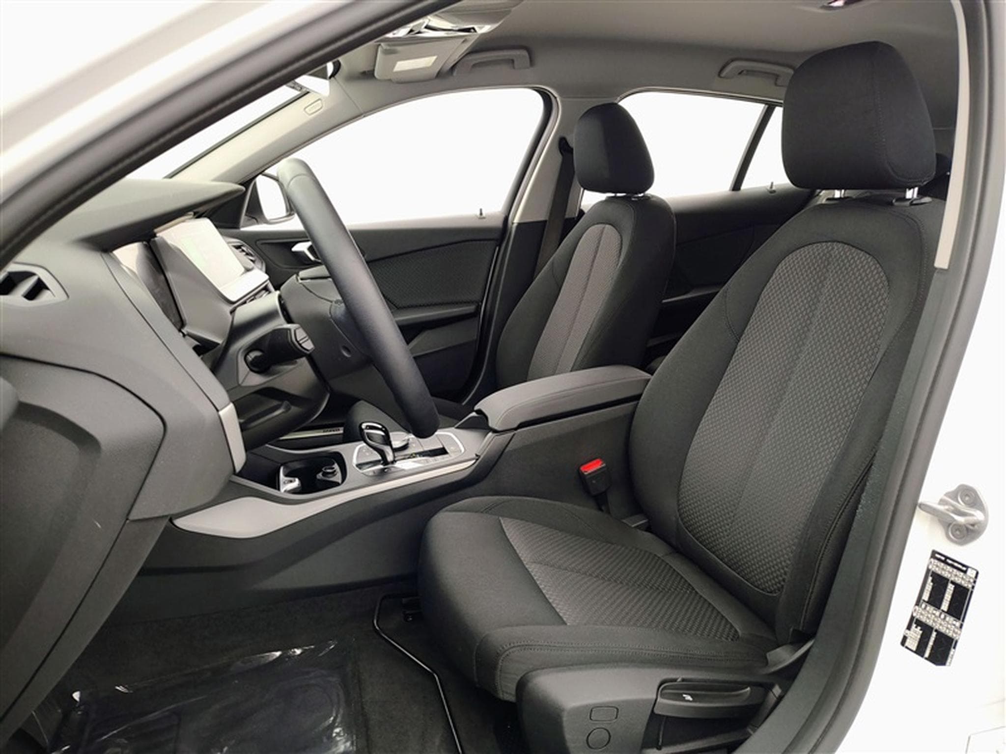 BMW 118 iA Business NAVI / FULL LED / PDC AV-AR (2023) - Foto 7