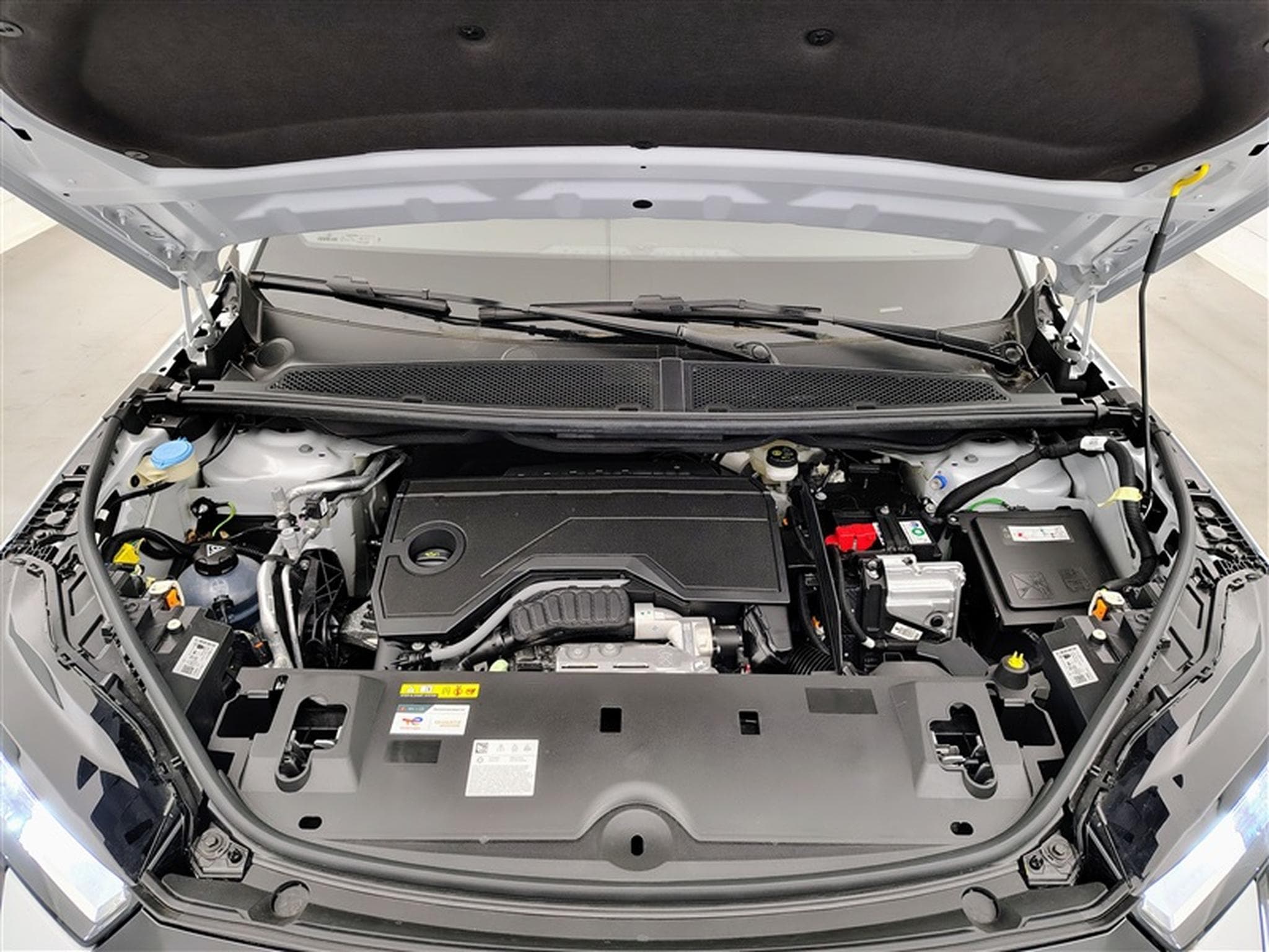 Peugeot 3008 1.2 Hybrid 145cv e-DCS6 Allure NAVI / FULL LED / CAMERA (2026) - Foto 19