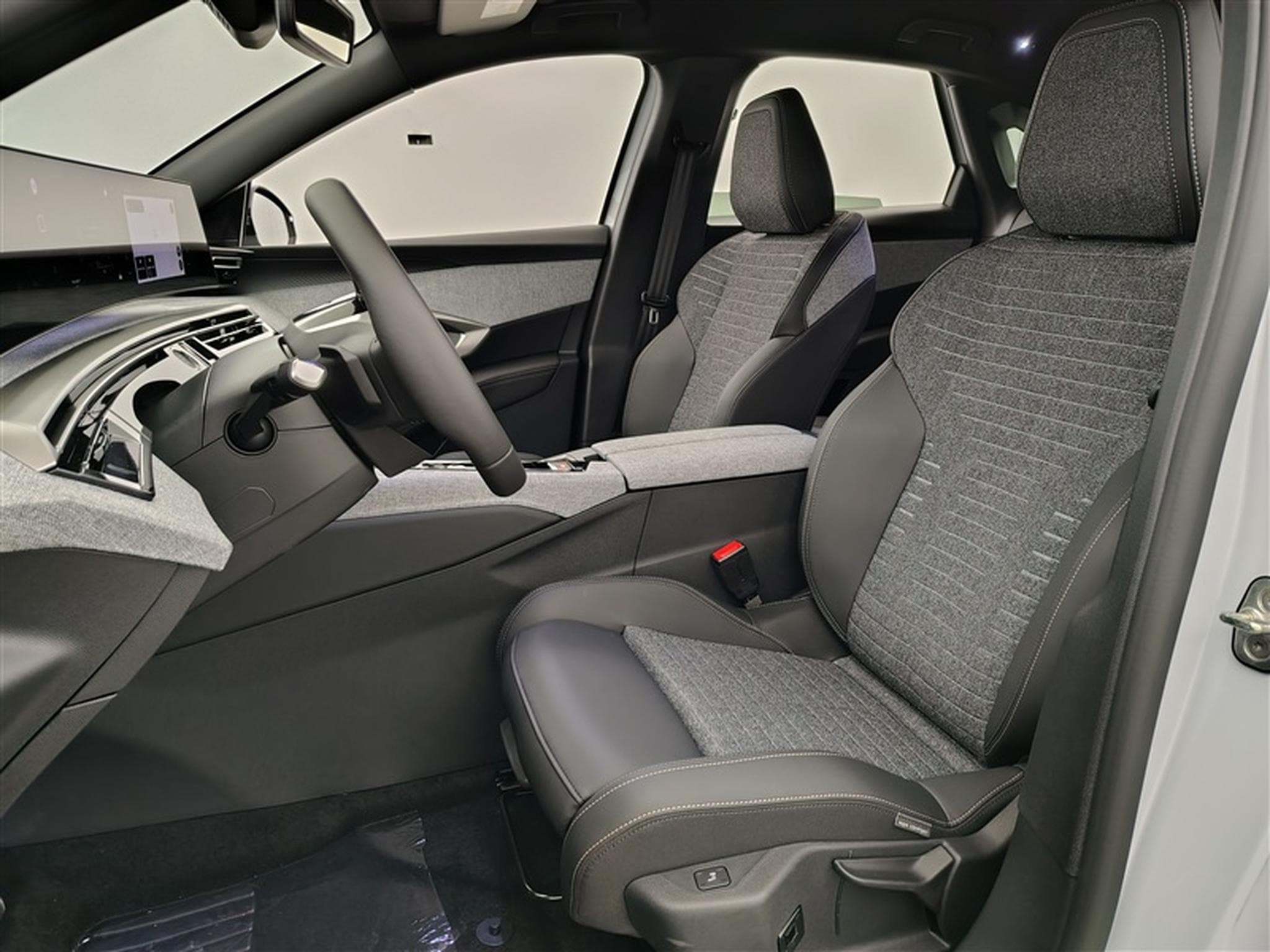 Peugeot 3008 1.2 Hybrid 145cv e-DCS6 Allure NAVI / FULL LED / CAMERA (2026) - Foto 7
