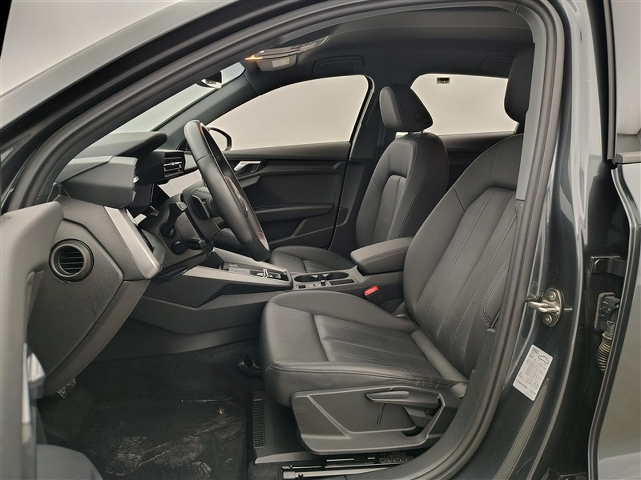 Audi A3 30 TFSI S-Tronic  Cuir / Navi Cockpit / Led (2023) - Photo 7