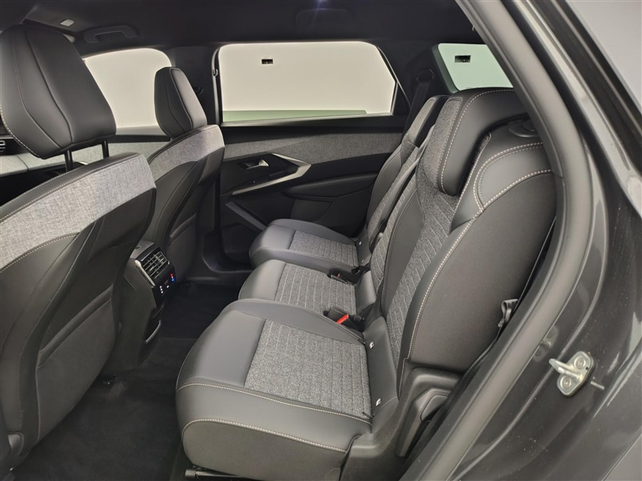 Peugeot 5008 1.2 HYBRID 145cv e-DCS6 Allure NAVI /CARPLAY/FULL LED/S-CUIR (2025) - Foto 13