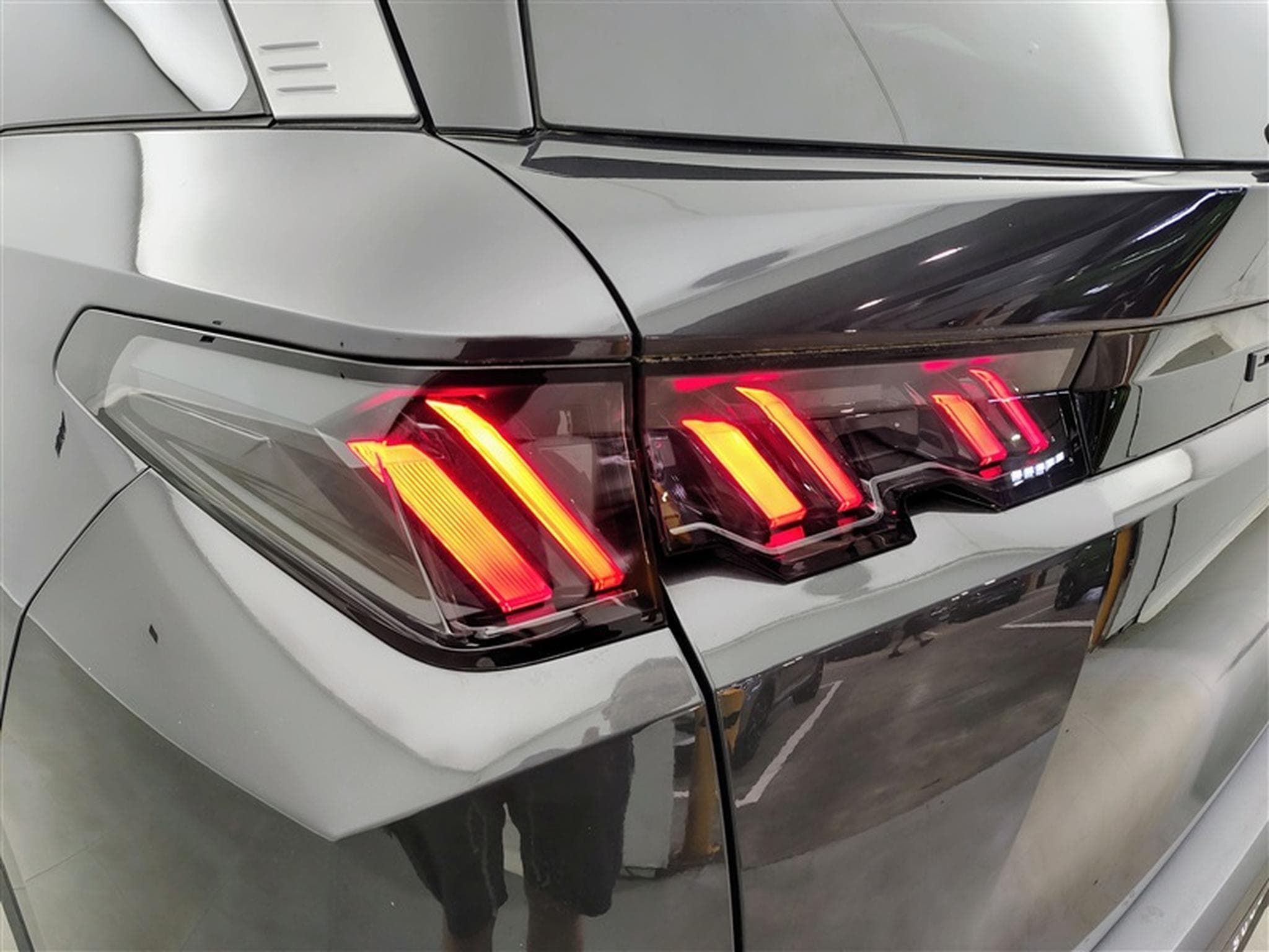 Peugeot 5008 1.2 HYBRID 145cv e-DCS6 Allure NAVI /CARPLAY/FULL LED/S-CUIR (2025) - Foto 16