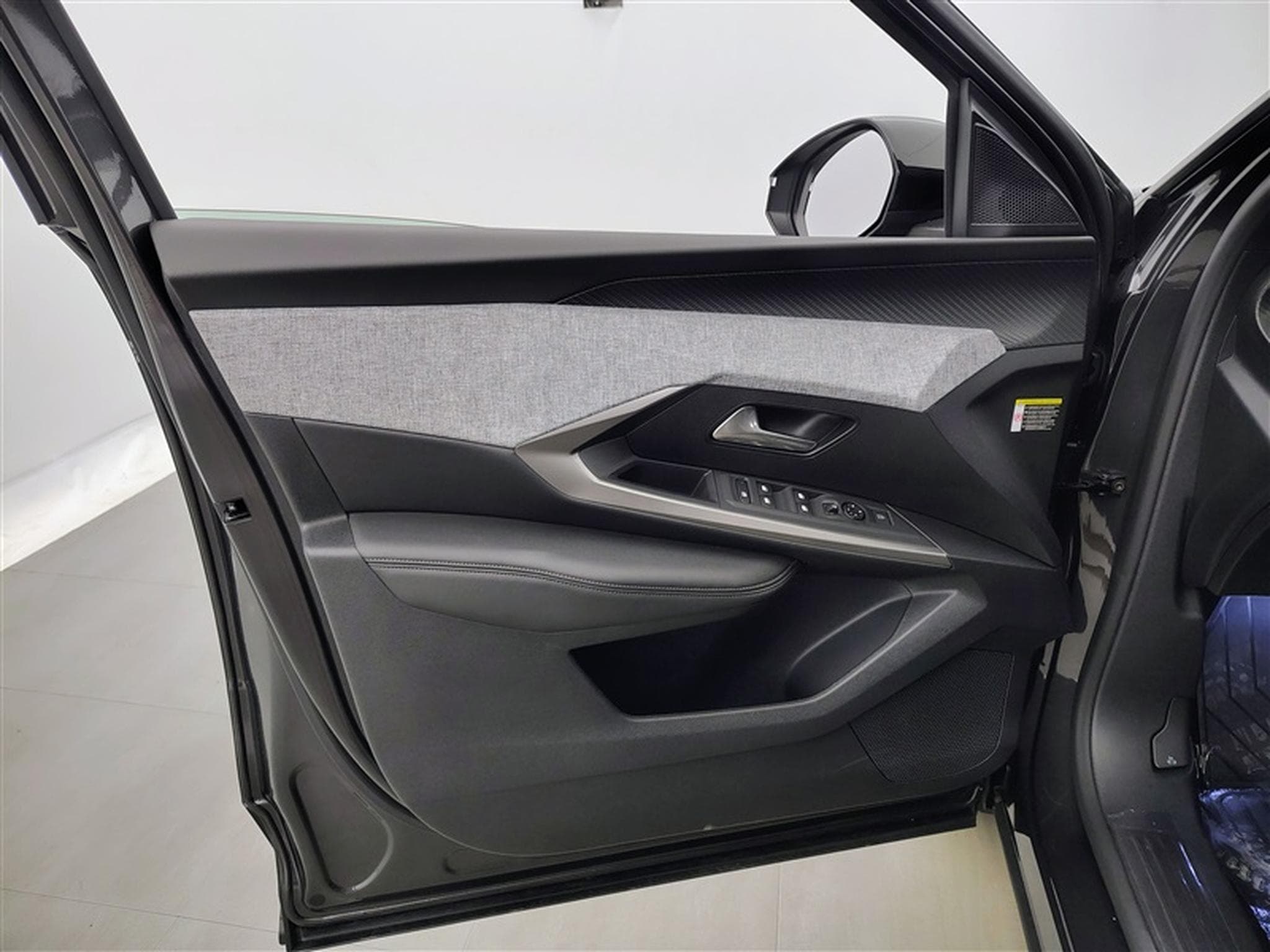 Peugeot 5008 1.2 HYBRID 145cv e-DCS6 Allure NAVI /CARPLAY/FULL LED/S-CUIR (2025) - Foto 17