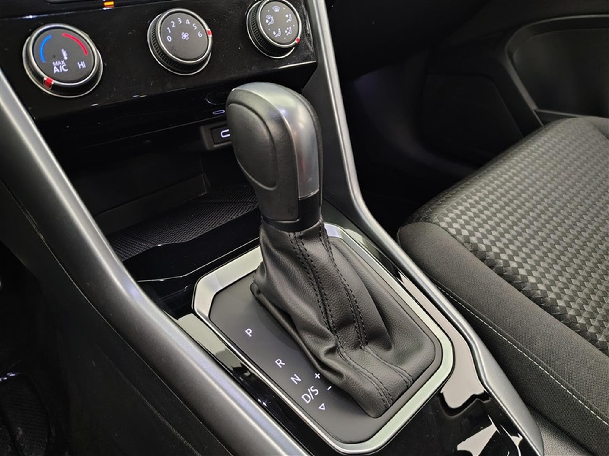VW T-Roc 1.5 TSI DSG Carplay / PDC av+ar (2022) - Photo 12