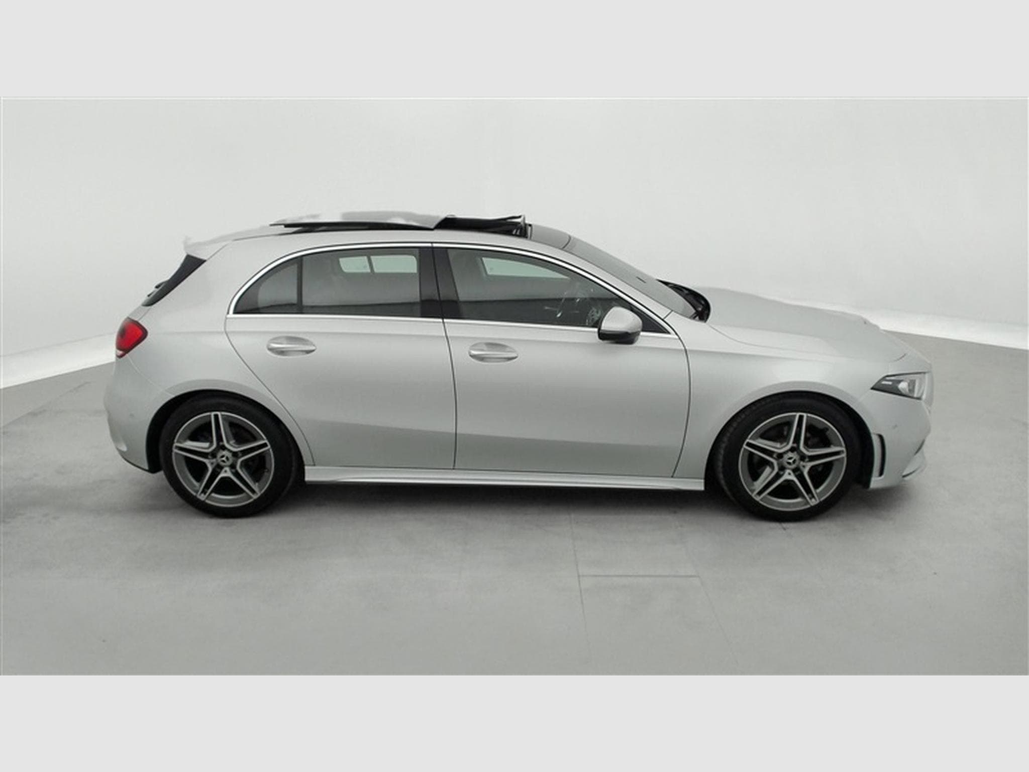Mercedes A 180 7G-DCT Pack AMG  Navi Cockpit / Led / PDC+Caméra (2022) - Photo 24