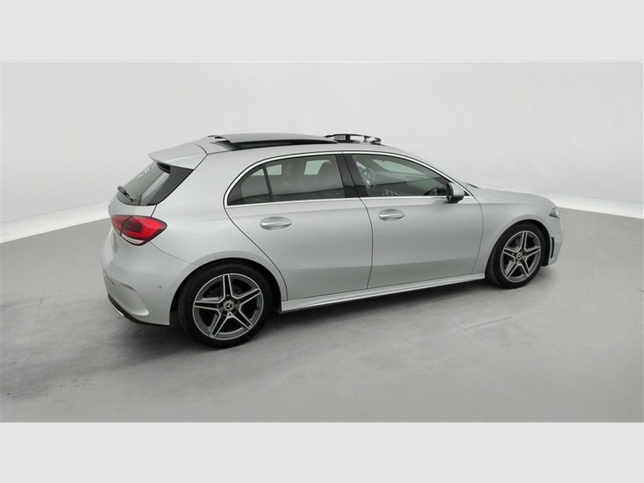 Mercedes A 180 7G-DCT Pack AMG  Navi Cockpit / Led / PDC+Caméra (2022) - Photo 25