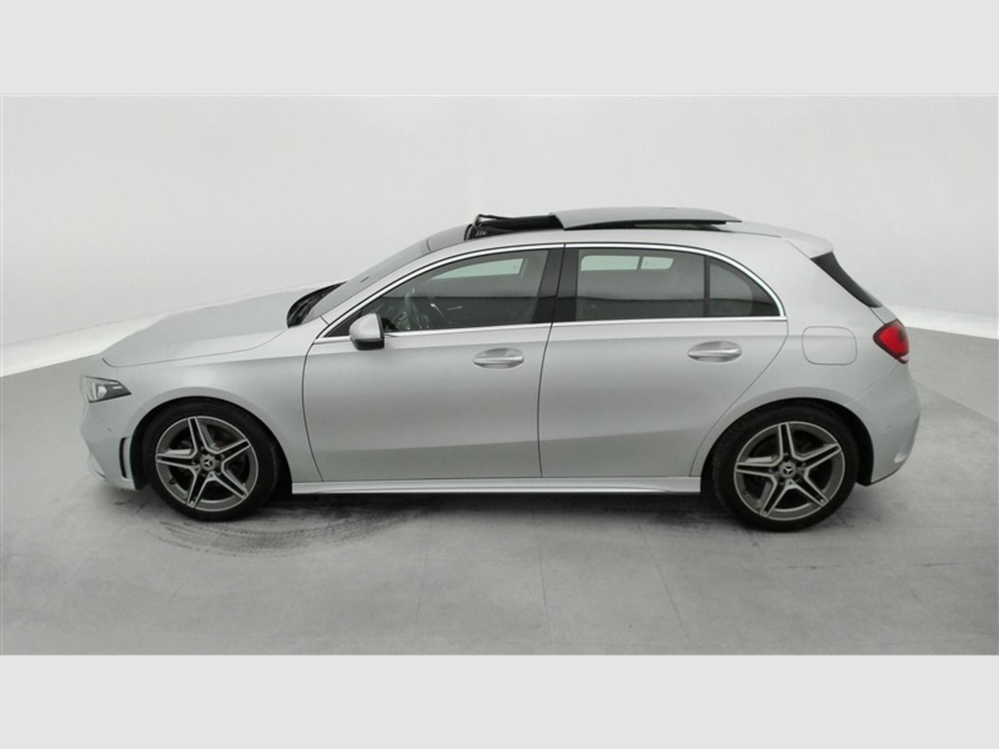 Mercedes A 180 7G-DCT Pack AMG  Navi Cockpit / Led / PDC+Caméra (2022) - Photo 3