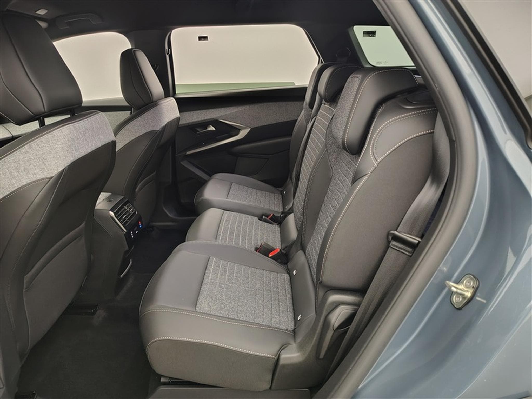 Peugeot 5008 1.2 HYBRID 145cv e-DSC6 Allure NAVI /CARPLAY/FULL LED/S-CUIR (2025) - Foto 13