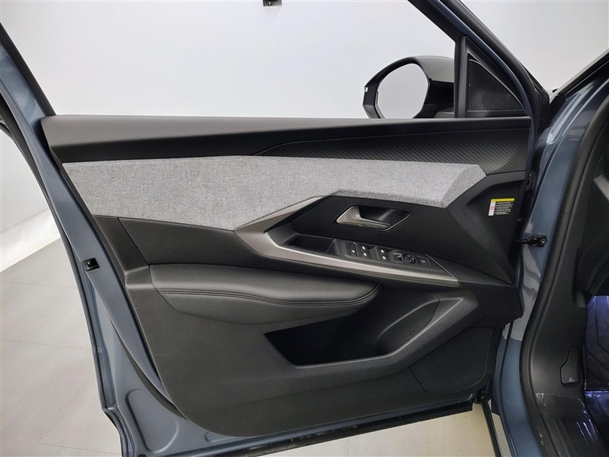 Peugeot 5008 1.2 HYBRID 145cv e-DSC6 Allure NAVI /CARPLAY/FULL LED/S-CUIR (2025) - Foto 17
