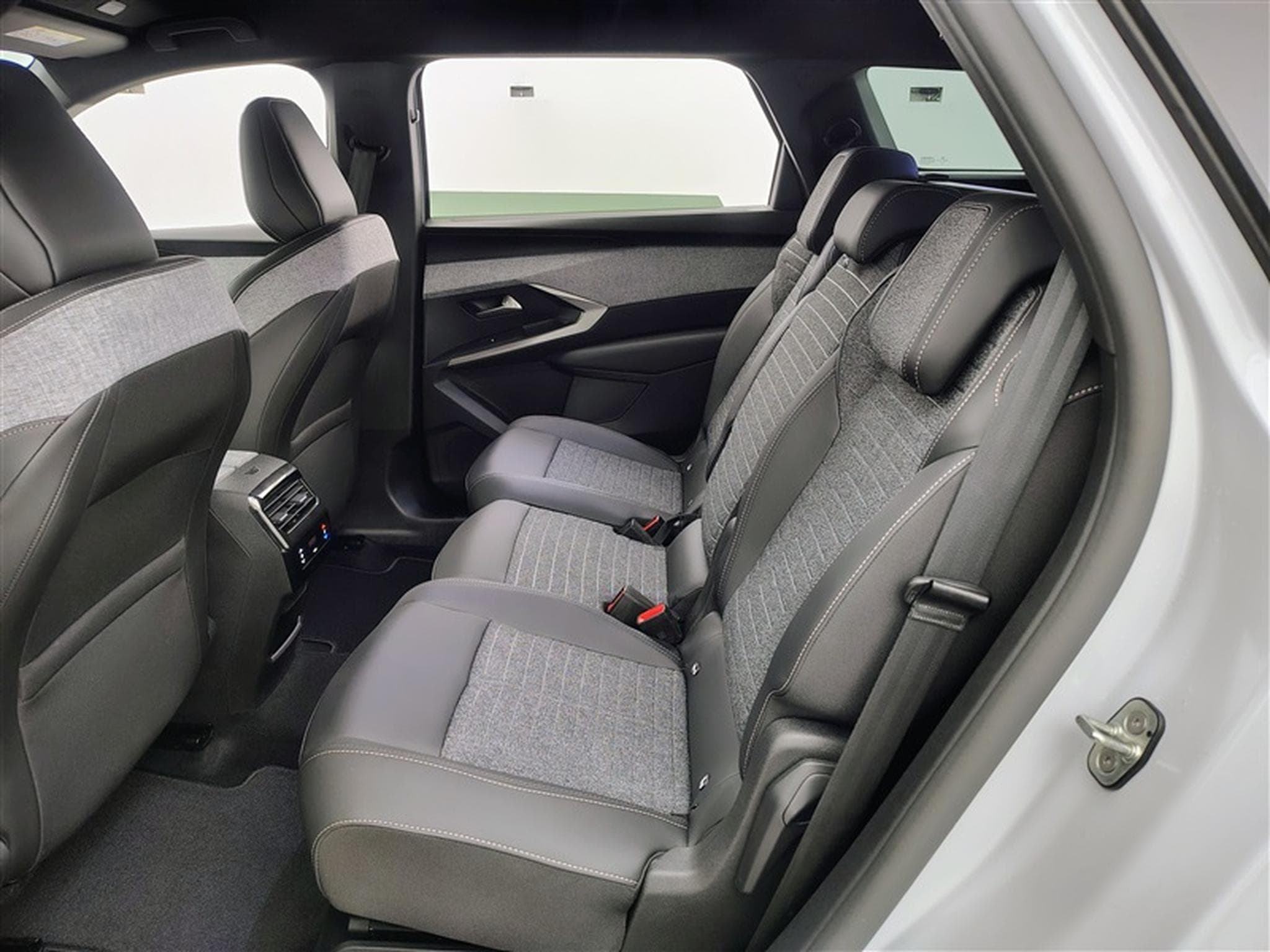 Peugeot 5008 1.2 HYBRID 145cv e-DSC6 Allure Pack 7pl. NAVI / CAMERA 360° (2025) - Foto 13