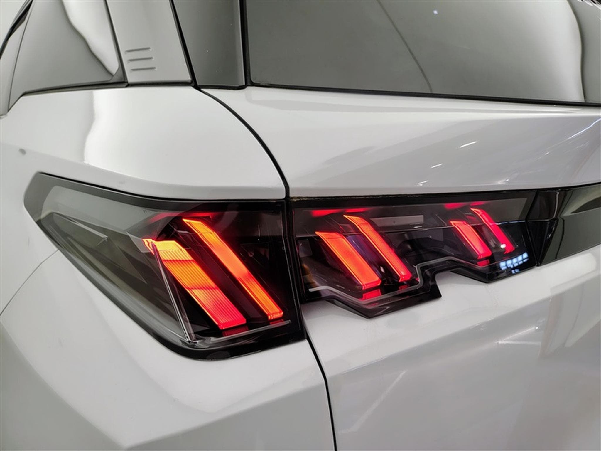 Peugeot 5008 1.2 HYBRID 145cv e-DSC6 Allure Pack 7pl. NAVI / CAMERA 360° (2025) - Foto 16