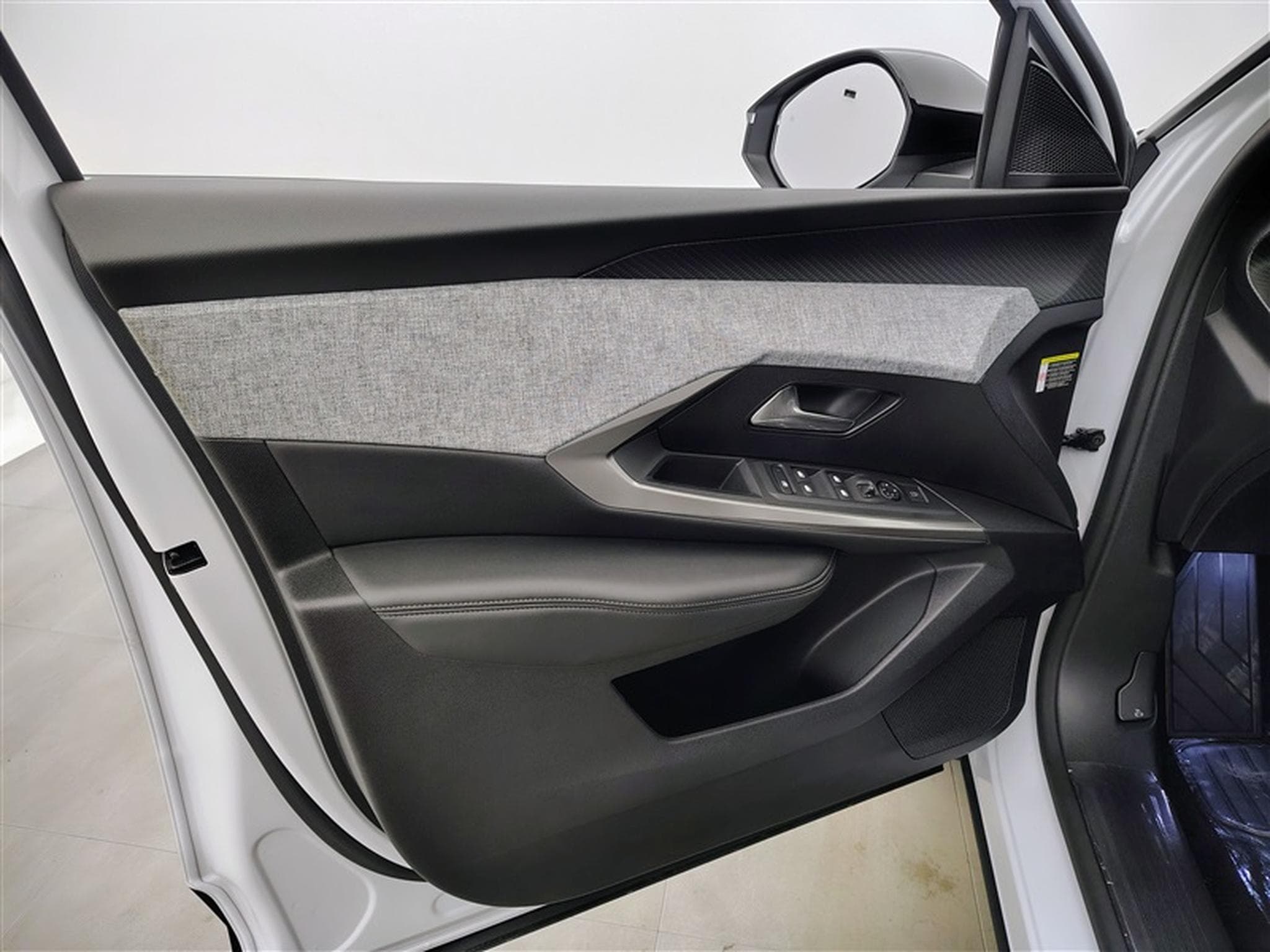 Peugeot 5008 1.2 HYBRID 145cv e-DSC6 Allure Pack 7pl. NAVI / CAMERA 360° (2025) - Foto 17