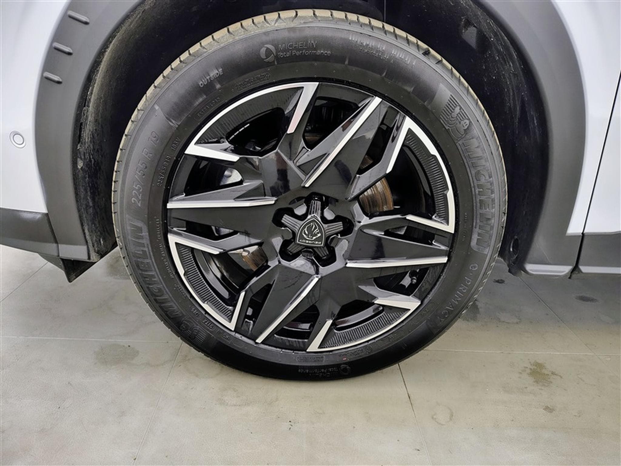 Peugeot 5008 1.2 HYBRID 145cv e-DSC6 Allure Pack 7pl. NAVI / CAMERA 360° (2025) - Foto 6