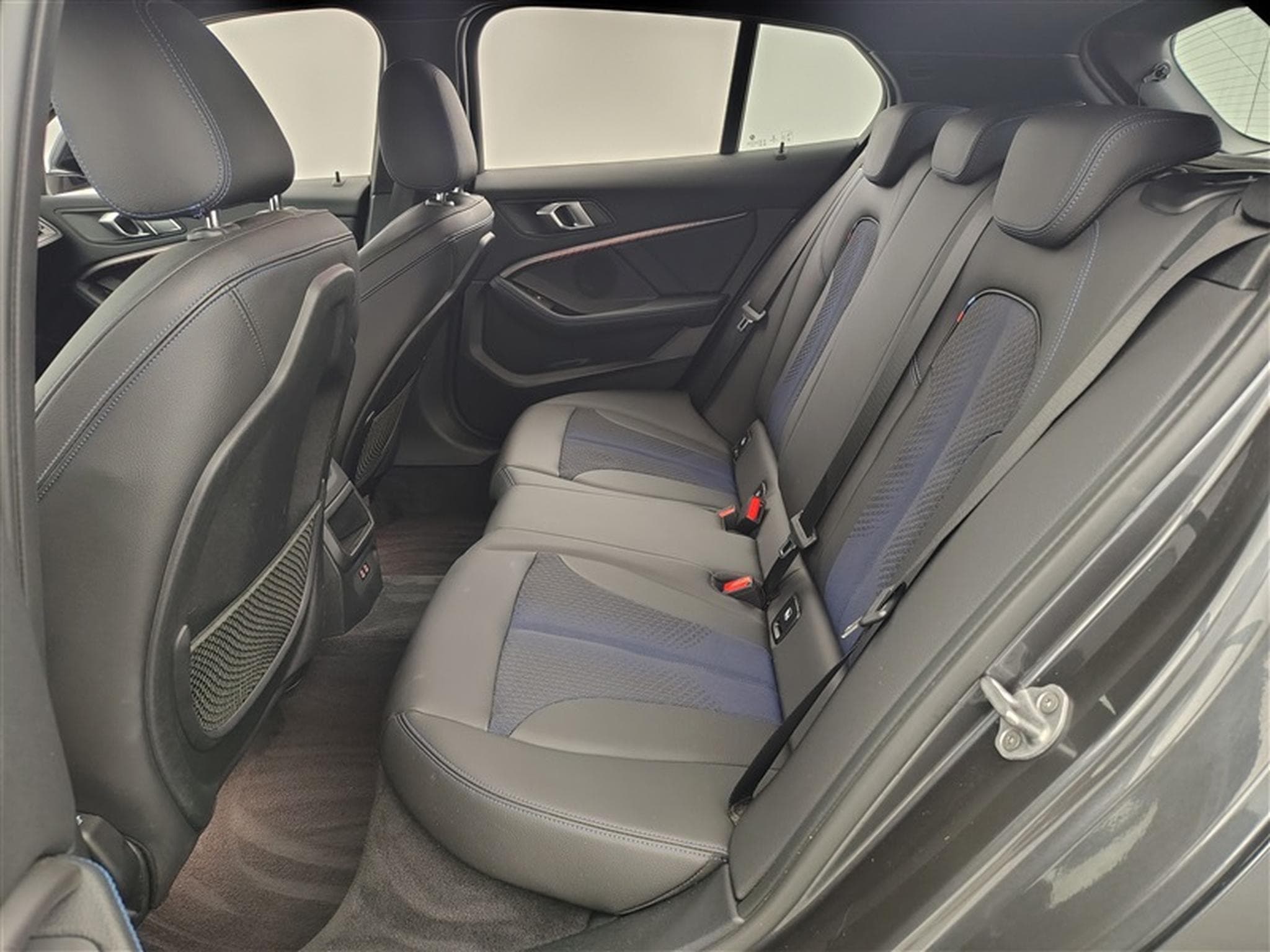 BMW 116 116d Pack M S-CUIR / NAVI / FULL LED / ALU (2021) - Foto 13