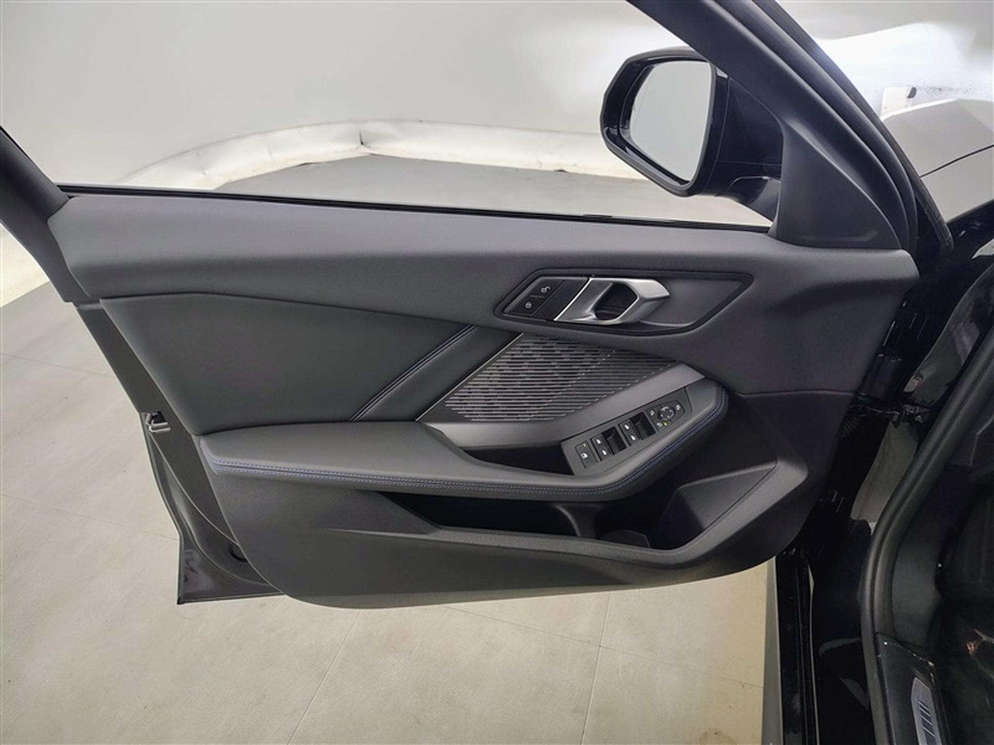 BMW 120 120iA Pack M NAVI / FULL LED / CAMERA / JA 18" (2025) - Foto 17