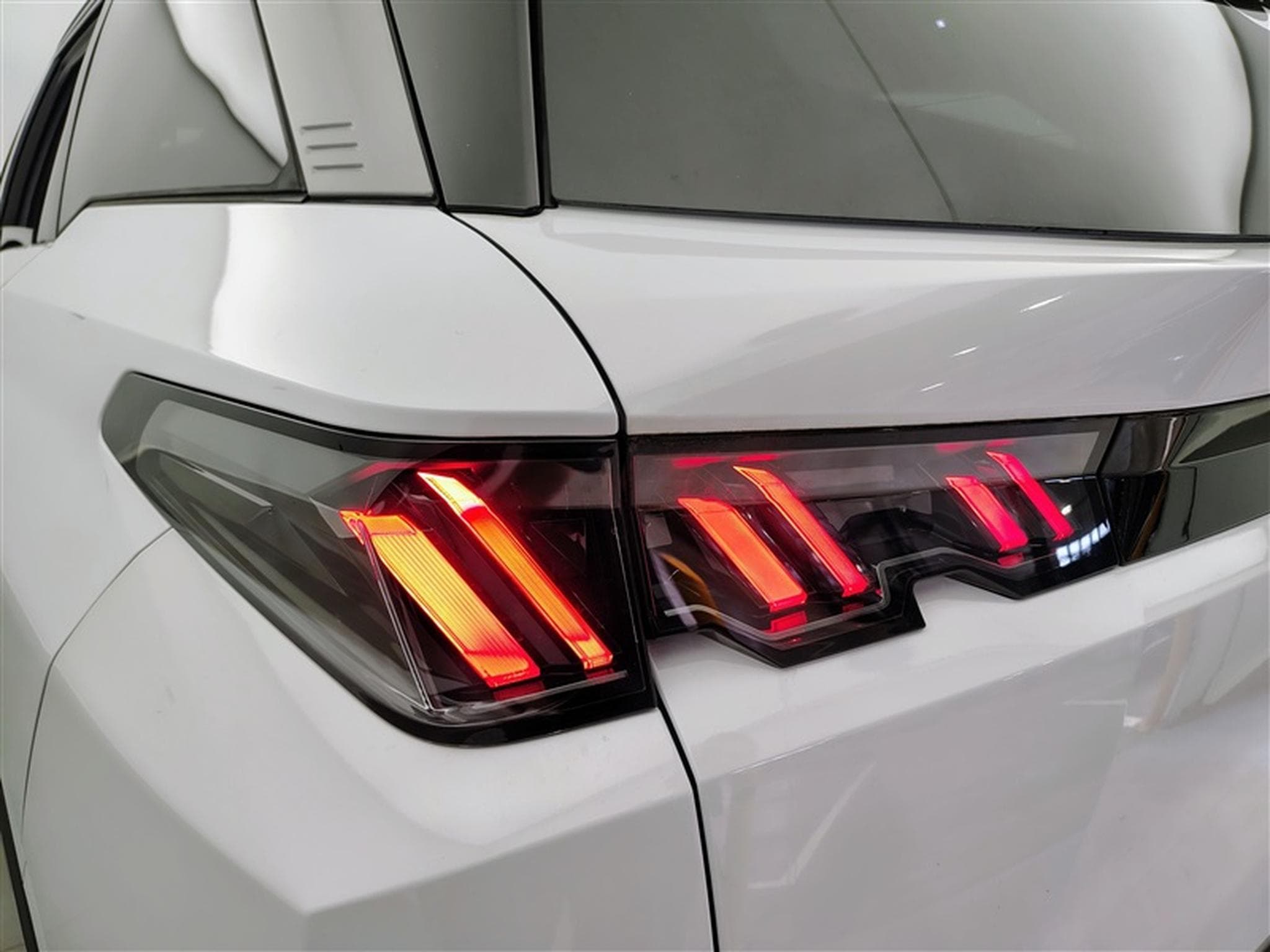 Peugeot 5008 1.2 HYBRID 145cv e-DSC6 Allure 7PL / NAVI / CAMERA360° (2025) - Foto 16