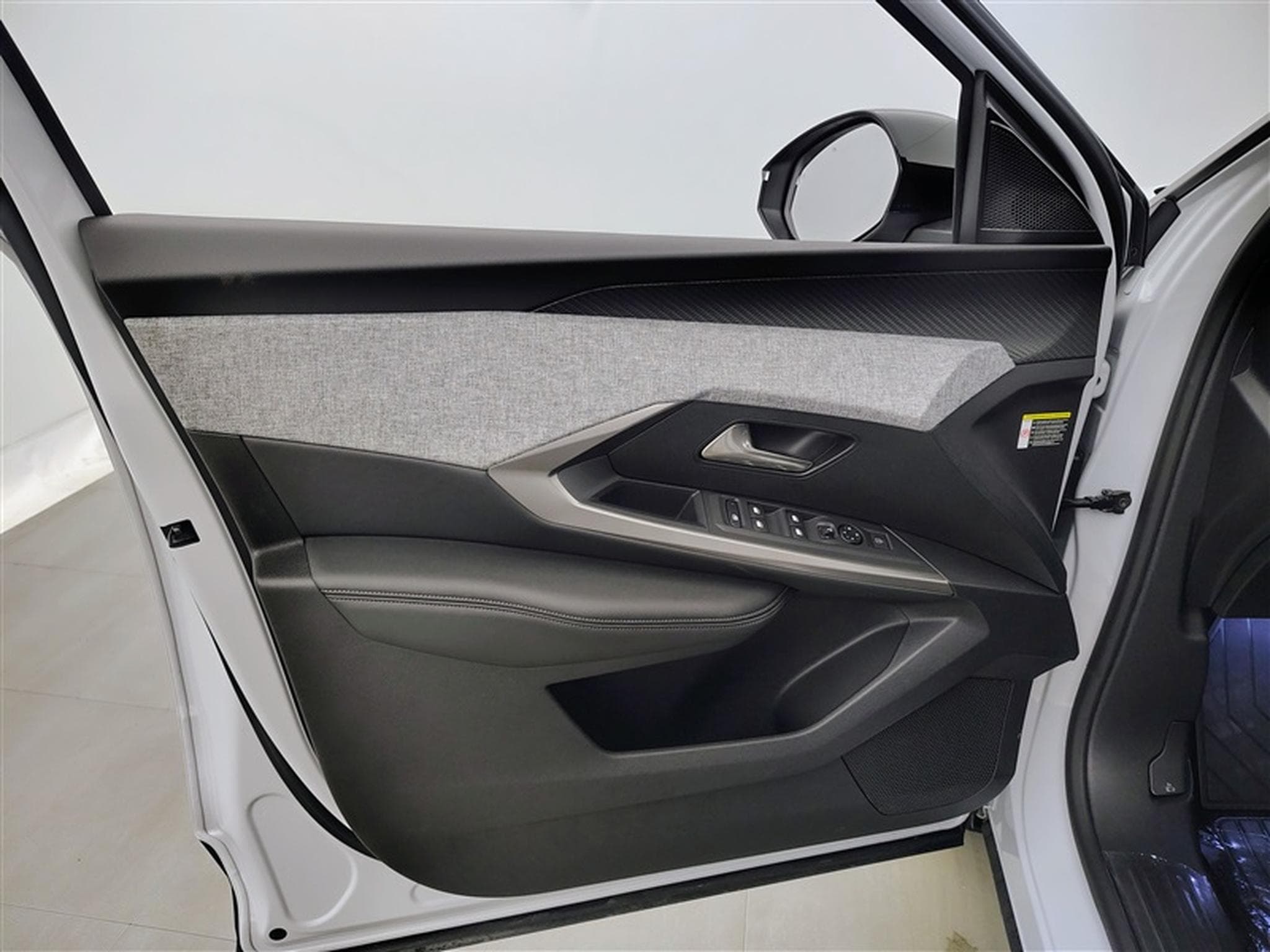 Peugeot 5008 1.2 HYBRID 145cv e-DSC6 Allure 7PL / NAVI / CAMERA360° (2025) - Foto 17