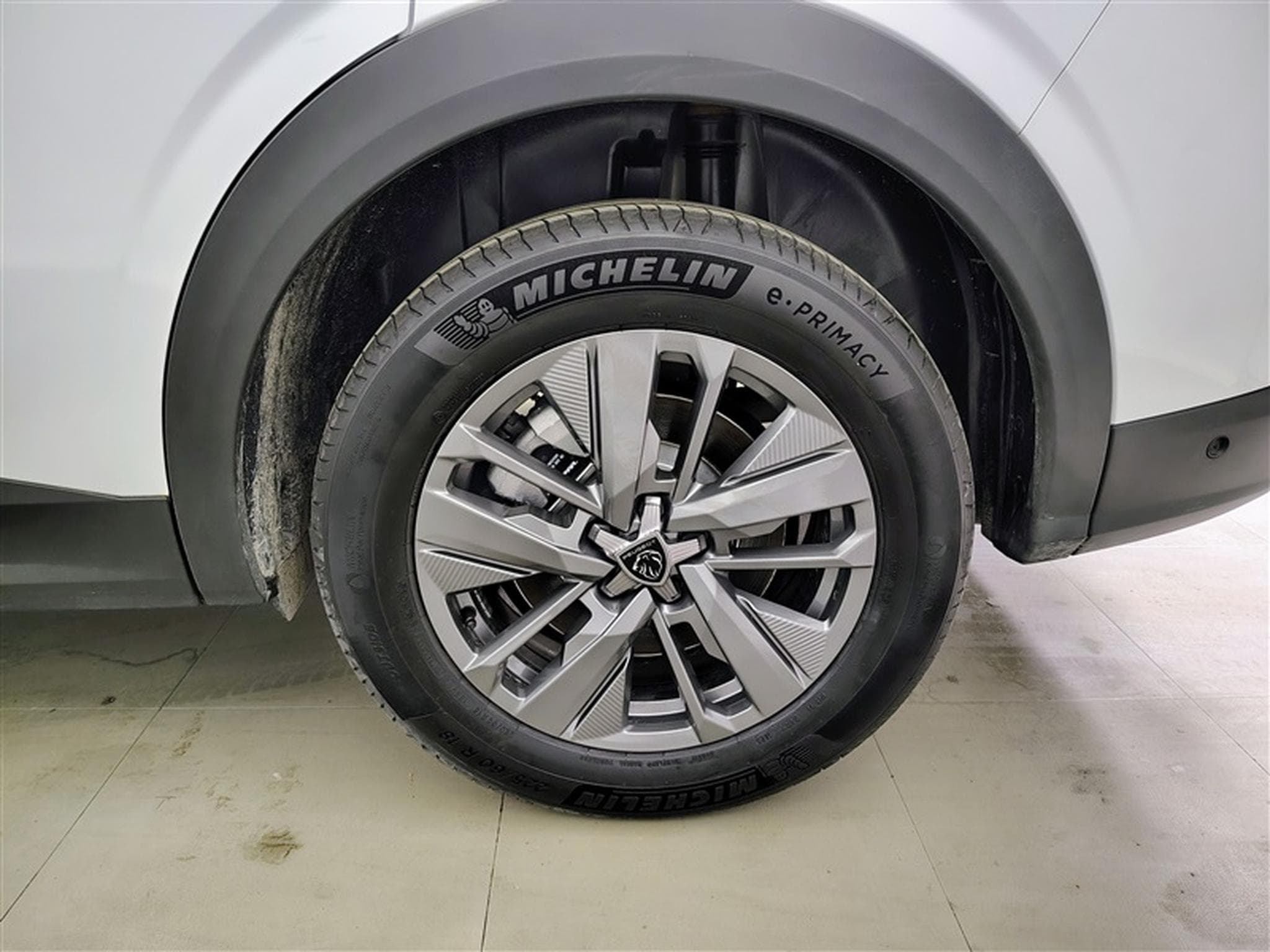 Peugeot 5008 1.2 HYBRID 145cv e-DSC6 Allure 7PL / NAVI / CAMERA360° (2025) - Foto 6