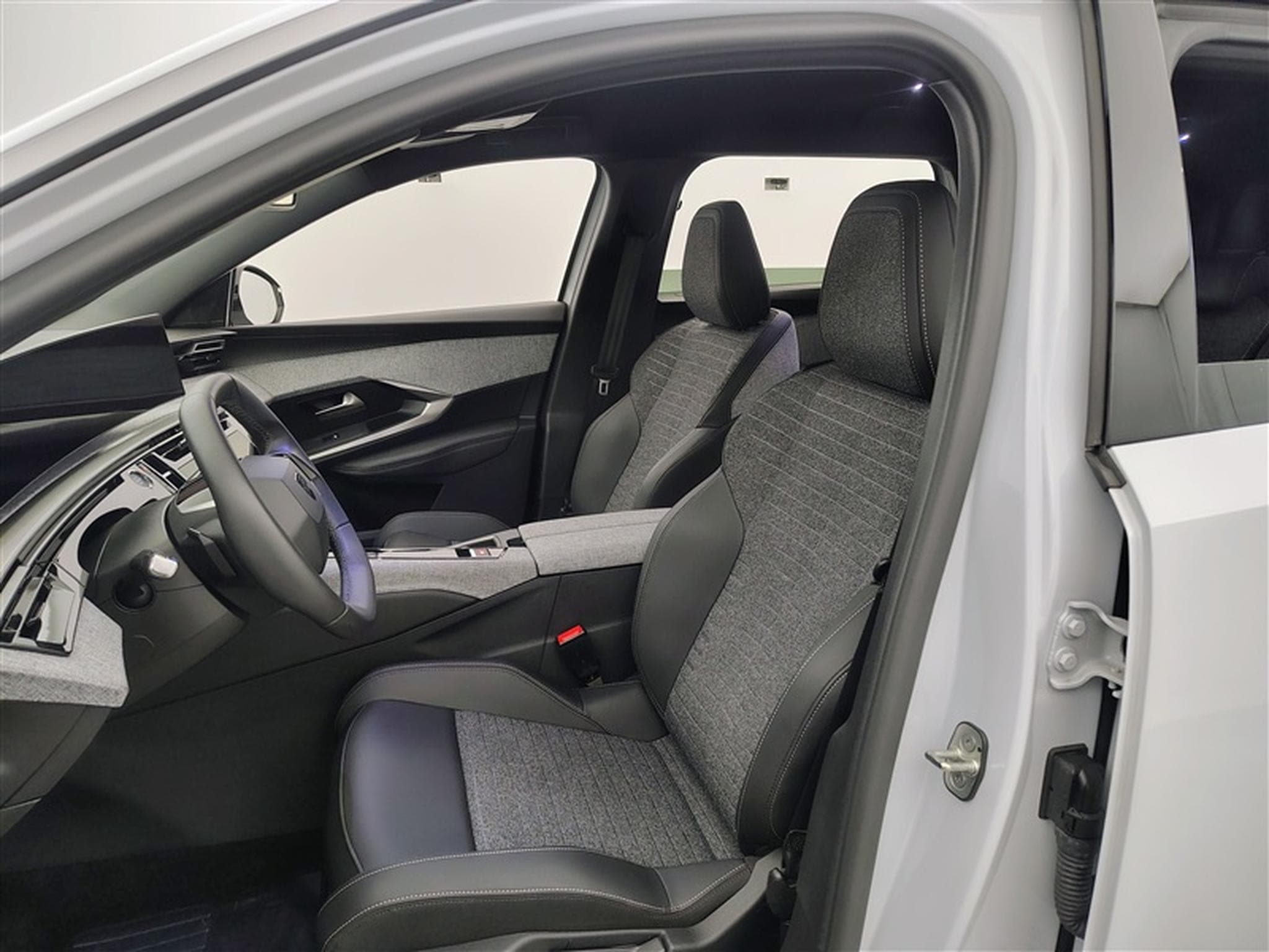 Peugeot 5008 1.2 HYBRID 145cv e-DSC6 Allure 7PL / NAVI / CAMERA360° (2025) - Foto 7