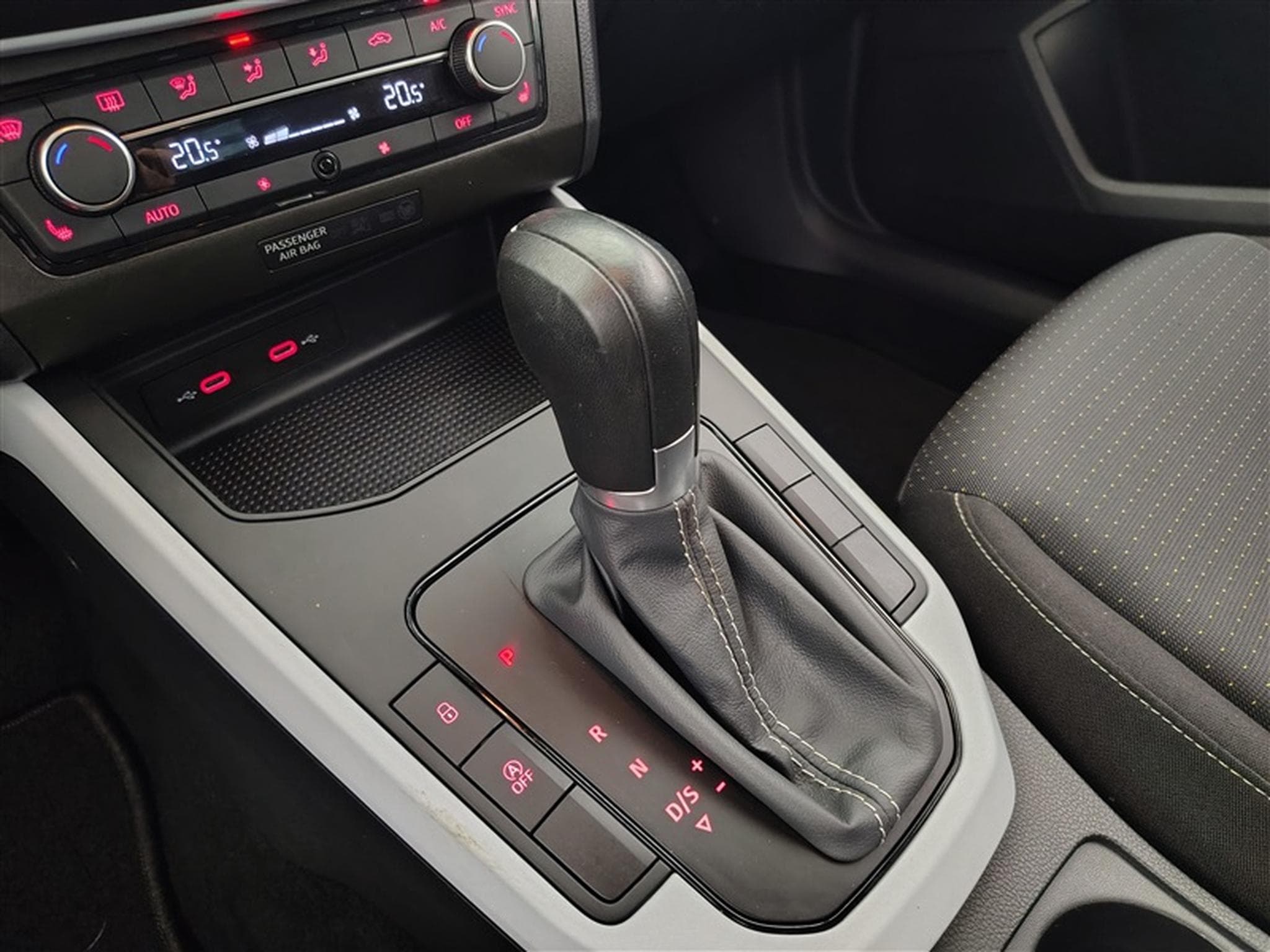 Seat Arona 1.0 TSI Move! DSG NAVI / FULL LED / CARPLAY (2024) - Foto 12