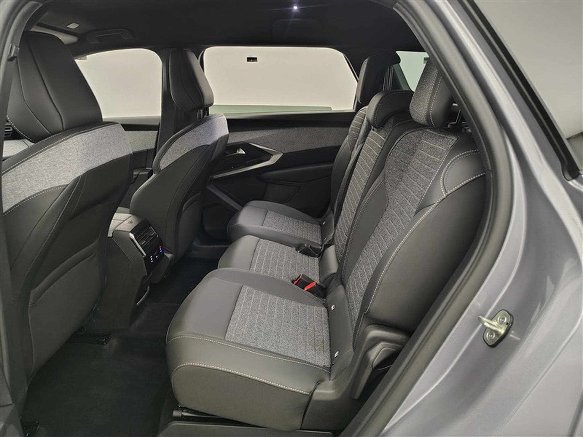 Peugeot 5008 1.2 HYBRID 145cv e-DSC6 Allure 7PL / NAVI / CAMERA360° (2025) - Foto 13