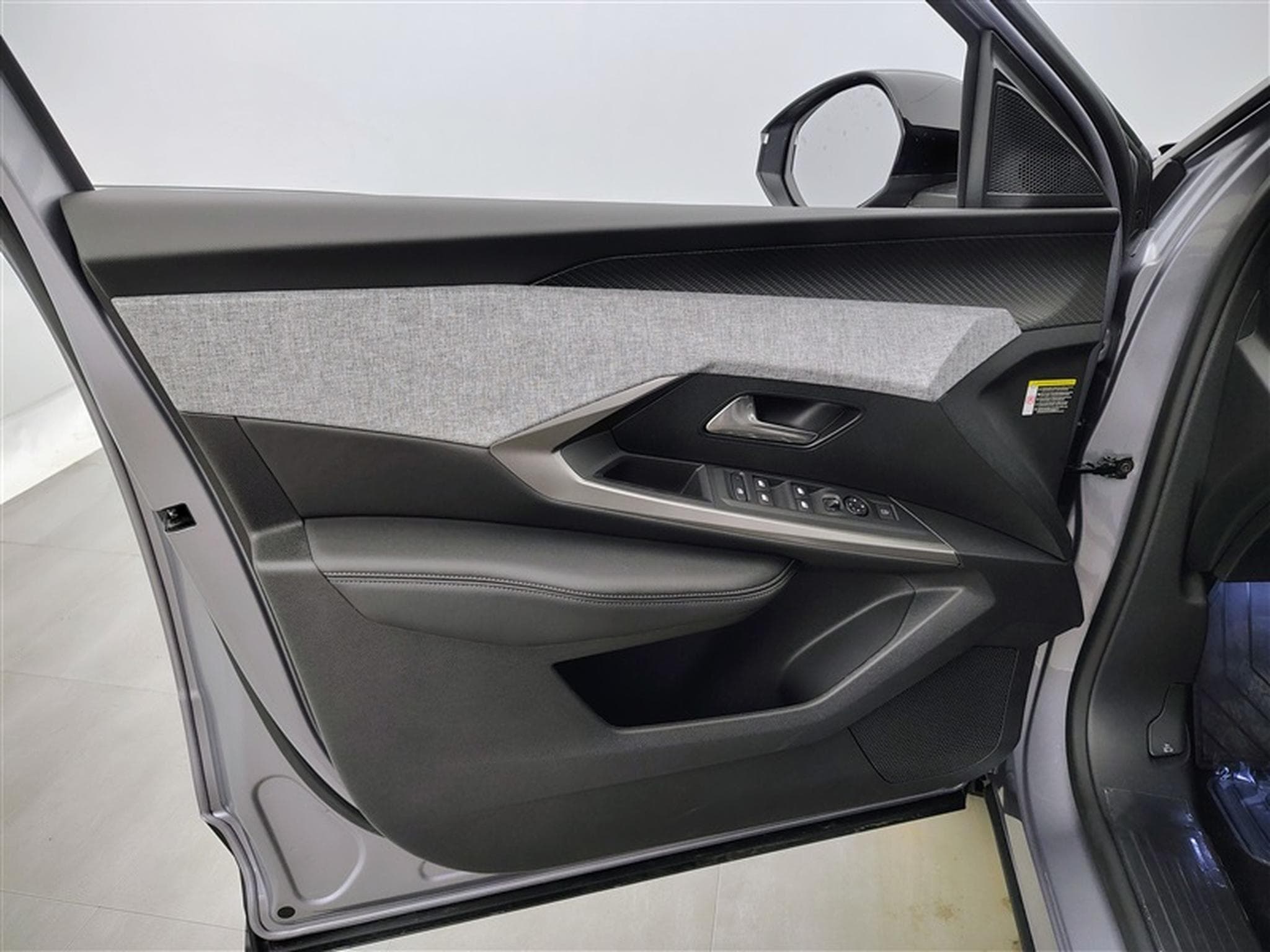 Peugeot 5008 1.2 HYBRID 145cv e-DSC6 Allure 7PL / NAVI / CAMERA360° (2025) - Foto 17