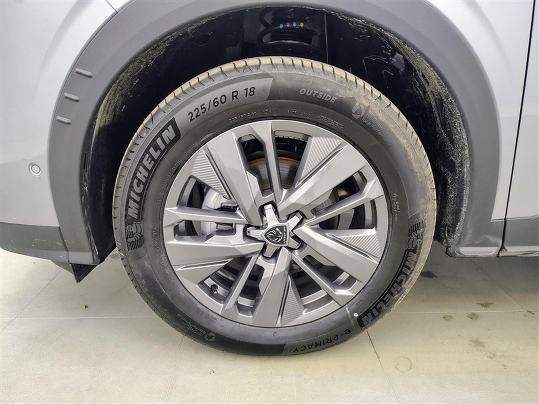 Peugeot 5008 1.2 HYBRID 145cv e-DSC6 Allure 7PL / NAVI / CAMERA360° (2025) - Foto 6