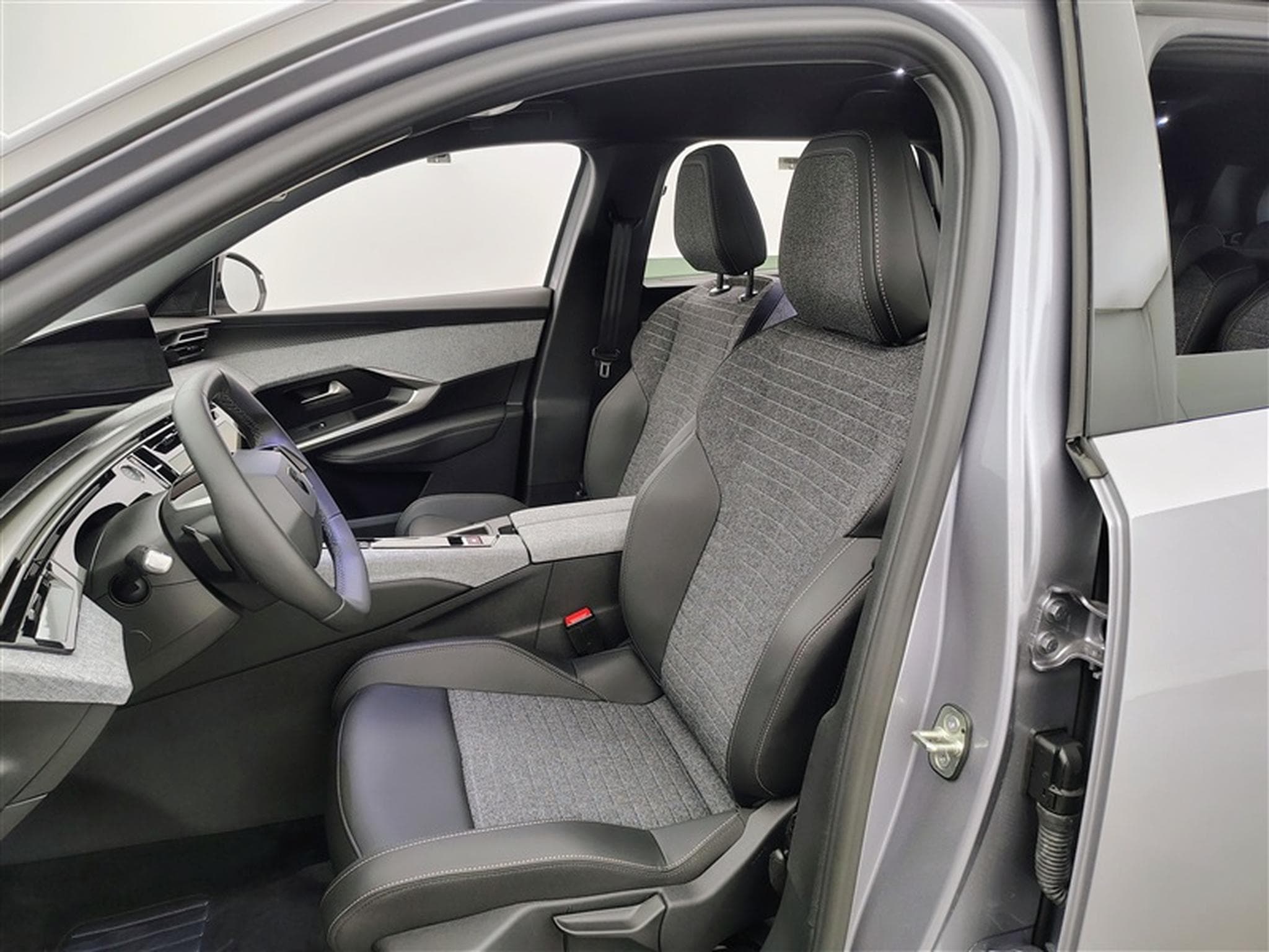 Peugeot 5008 1.2 HYBRID 145cv e-DSC6 Allure 7PL / NAVI / CAMERA360° (2025) - Foto 7