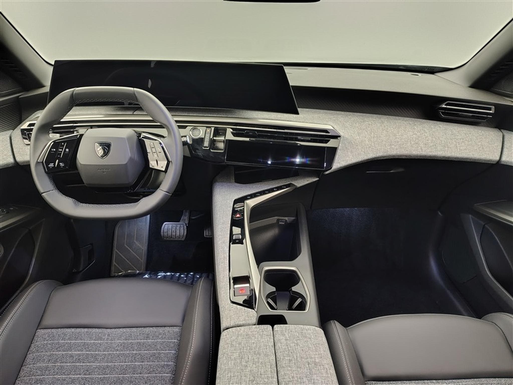 Peugeot 5008 1.2 HYBRID 145cv e-DSC6 Allure 7PL / NAVI / CAMERA360° (2025) - Foto 8