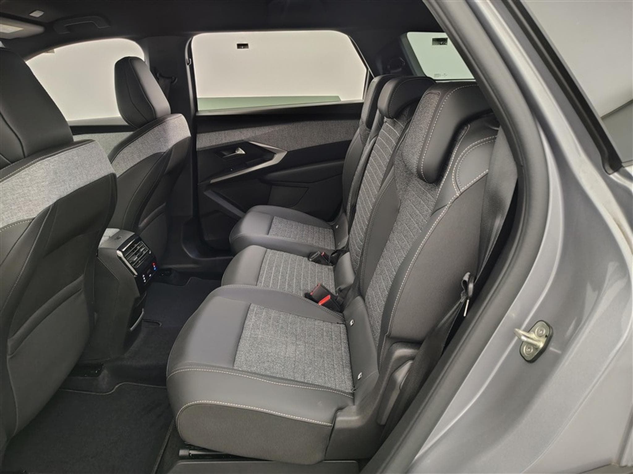 Peugeot 5008 1.2 HYBRID 136cv e-DSC6 Allure Pack 7pl. NAVI / CAMERA 360° (2025) - Foto 13