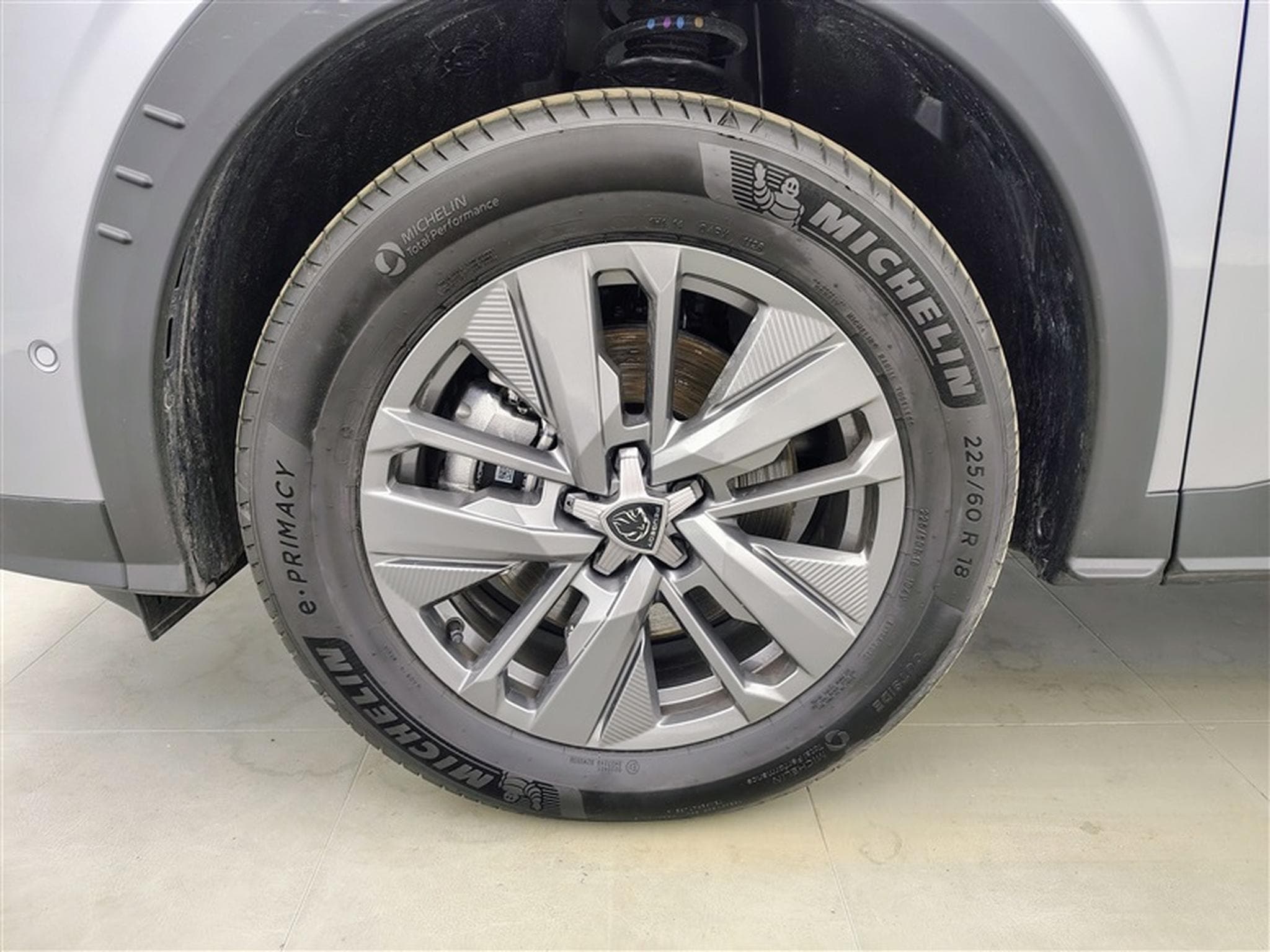 Peugeot 5008 1.2 HYBRID 136cv e-DSC6 Allure Pack 7pl. NAVI / CAMERA 360° (2025) - Foto 6