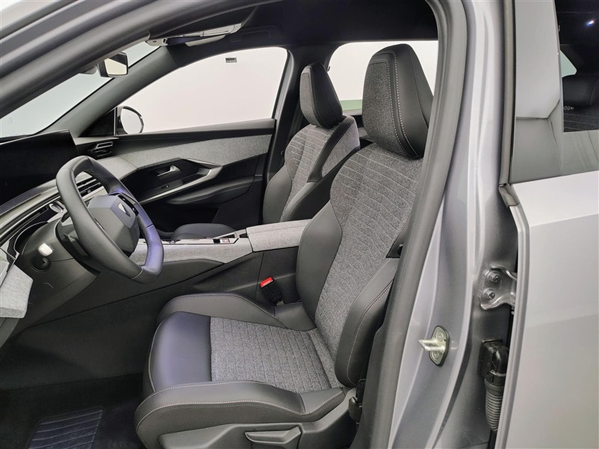 Peugeot 5008 1.2 HYBRID 136cv e-DSC6 Allure Pack 7pl. NAVI / CAMERA 360° (2025) - Foto 7