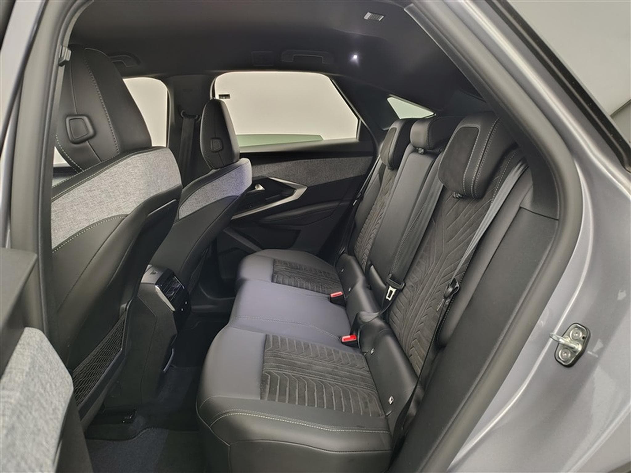 Peugeot 3008 1.2 HYBRID 145cv e-DSC6 Allure NAVI / FULL LED / CAMERA 360 (2025) - Foto 13