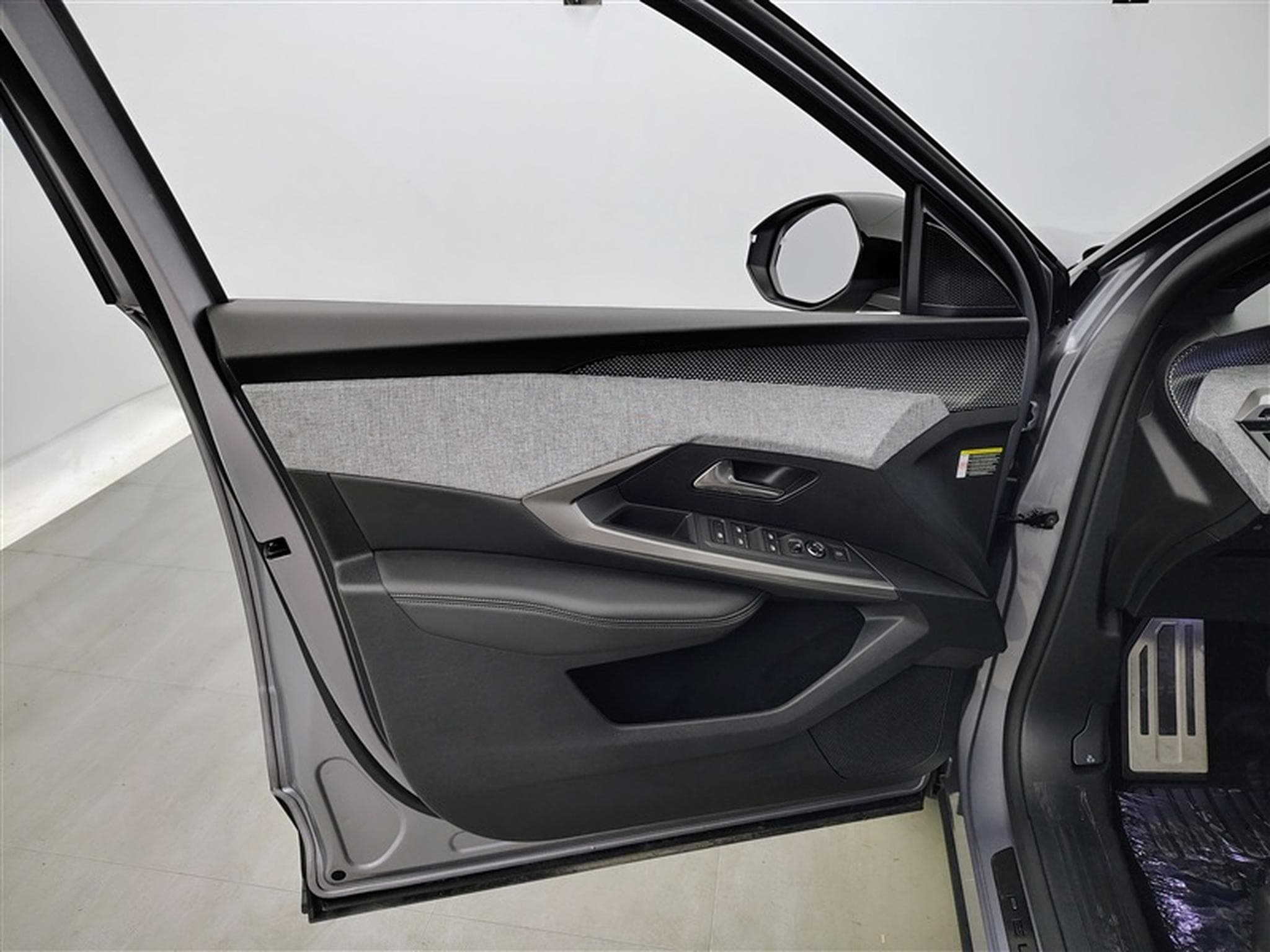 Peugeot 3008 1.2 HYBRID 145cv e-DSC6 Allure NAVI / FULL LED / CAMERA 360 (2025) - Foto 17