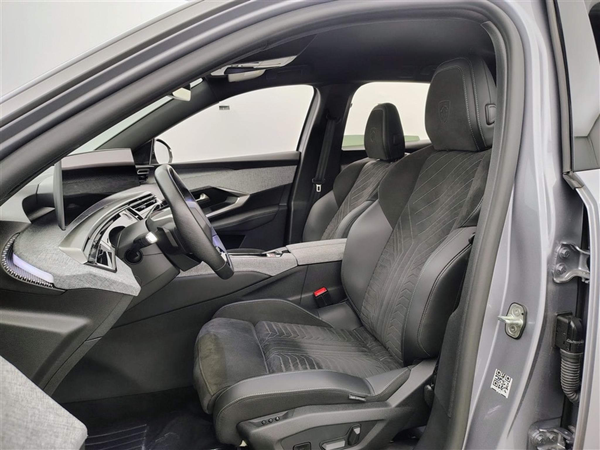 Peugeot 3008 1.2 HYBRID 145cv e-DSC6 Allure NAVI / FULL LED / CAMERA 360 (2025) - Foto 7