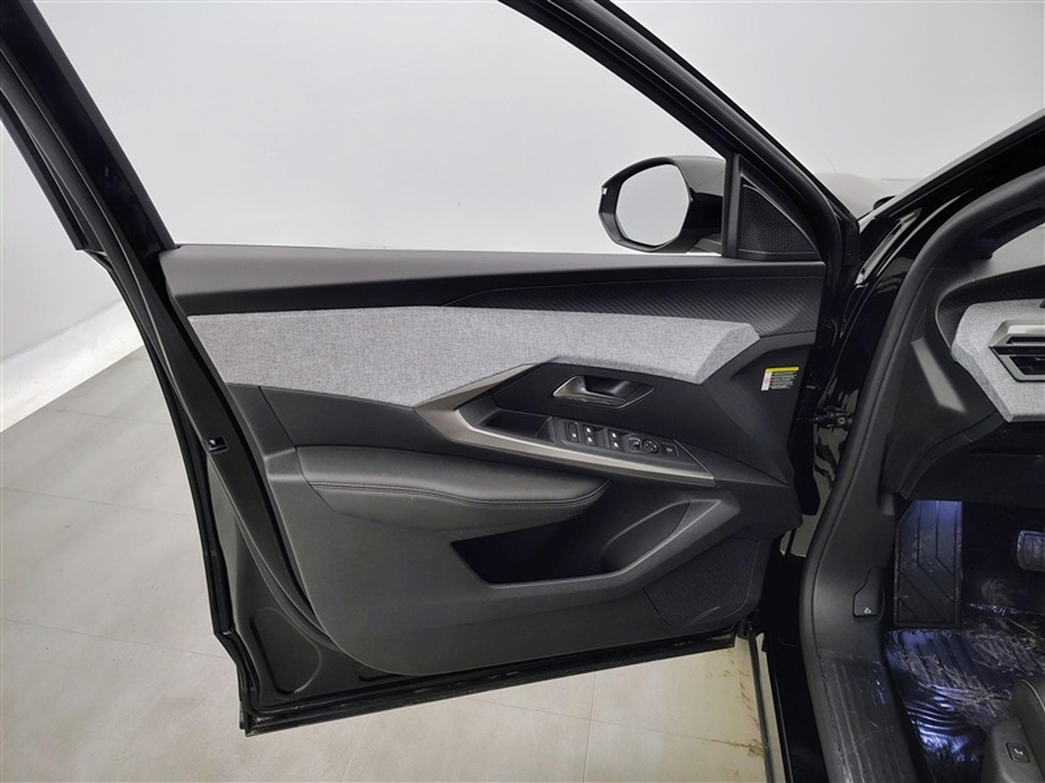 Peugeot 3008 1.2 Hybrid 145cv e-DCS6 Allure NAVI / FULL LED / CAMERA (2026) - Foto 17