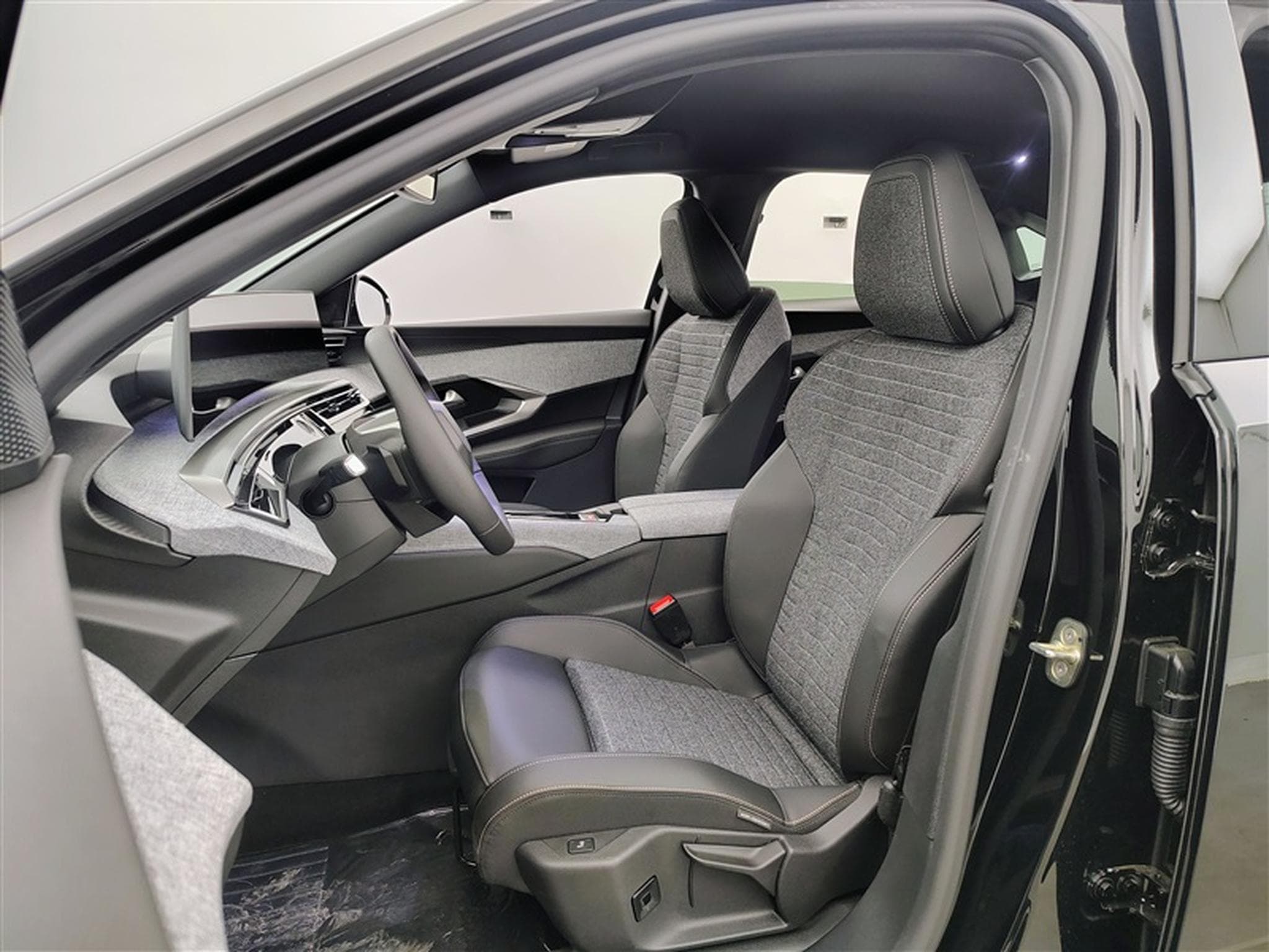 Peugeot 3008 1.2 Hybrid 145cv e-DCS6 Allure NAVI / FULL LED / CAMERA (2026) - Foto 7