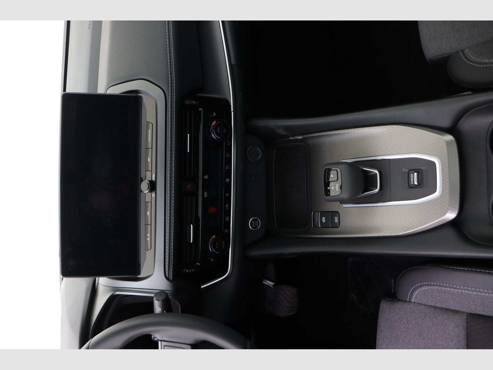 Nissan Qashqai N-Connecta Winter Comfort + PANO + 2 Tone (2025) - Photo 12