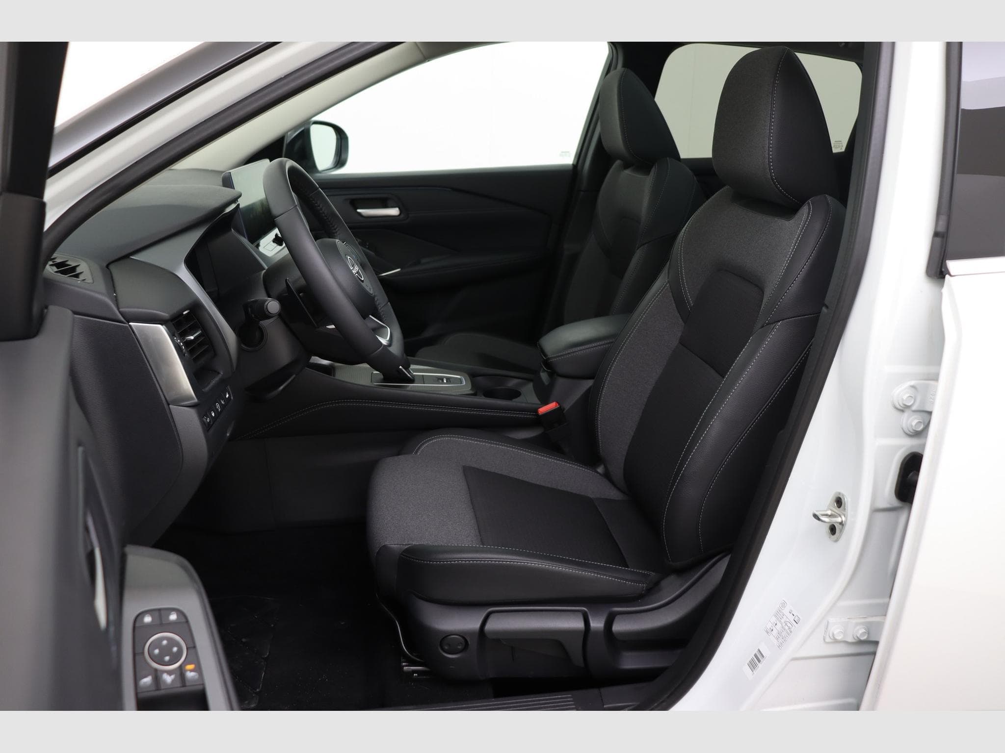 Nissan Qashqai N-Connecta Winter Comfort + PANO + 2 Tone (2025) - Photo 13