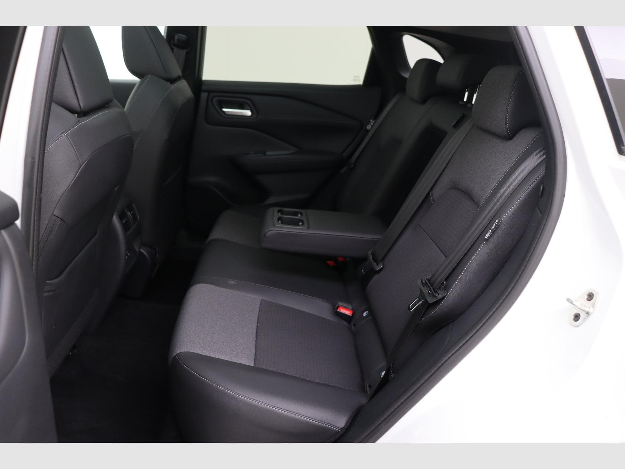 Nissan Qashqai N-Connecta Winter Comfort + PANO + 2 Tone (2025) - Photo 14