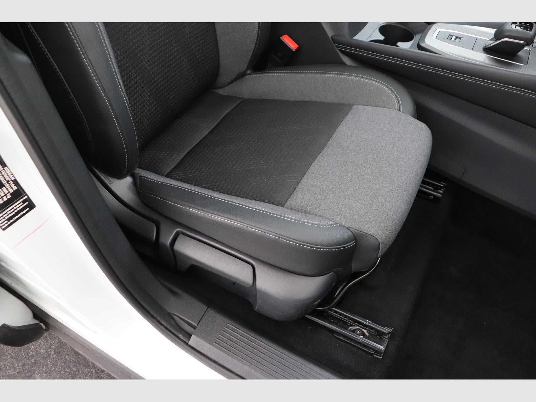 Nissan Qashqai N-Connecta Winter Comfort + PANO + 2 Tone (2025) - Photo 16