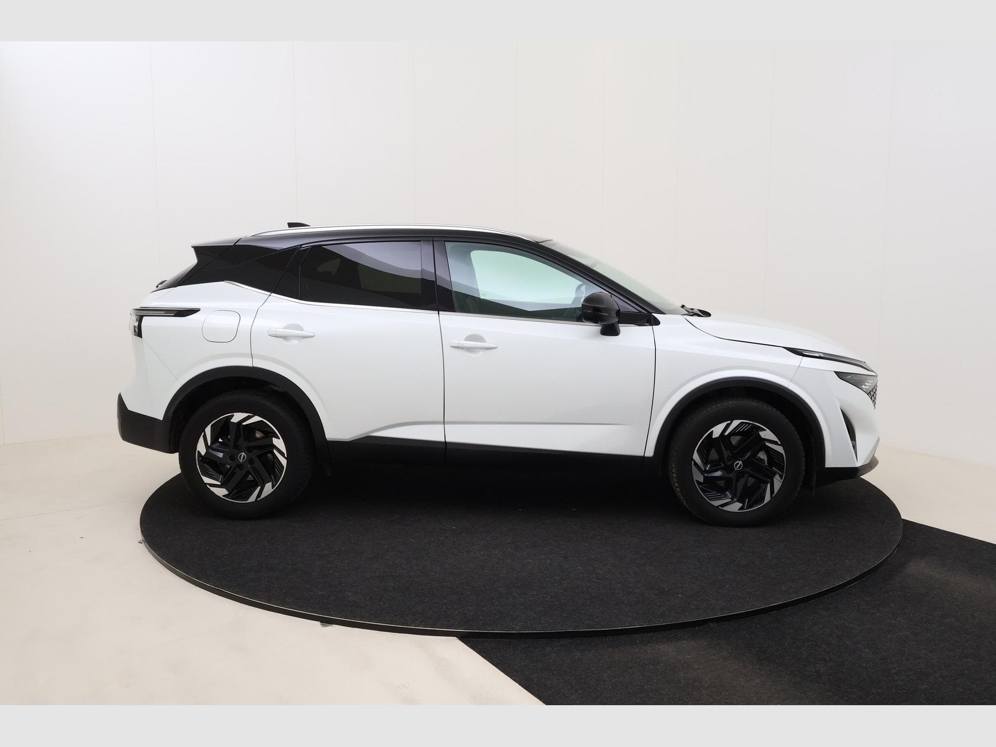 Nissan Qashqai N-Connecta Winter Comfort + PANO + 2 Tone (2025) - Photo 4