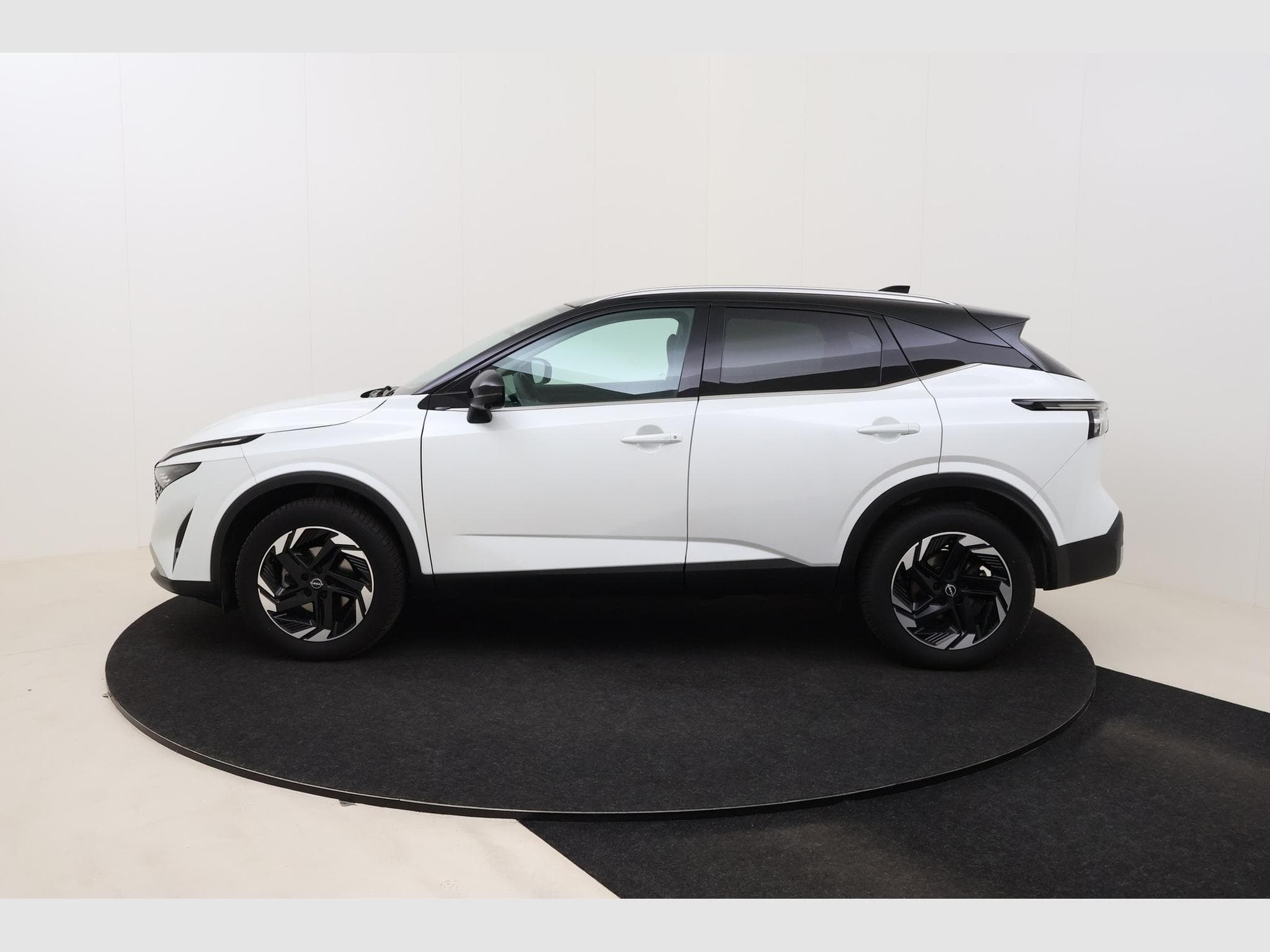 Nissan Qashqai N-Connecta Winter Comfort + PANO + 2 Tone (2025) - Photo 9
