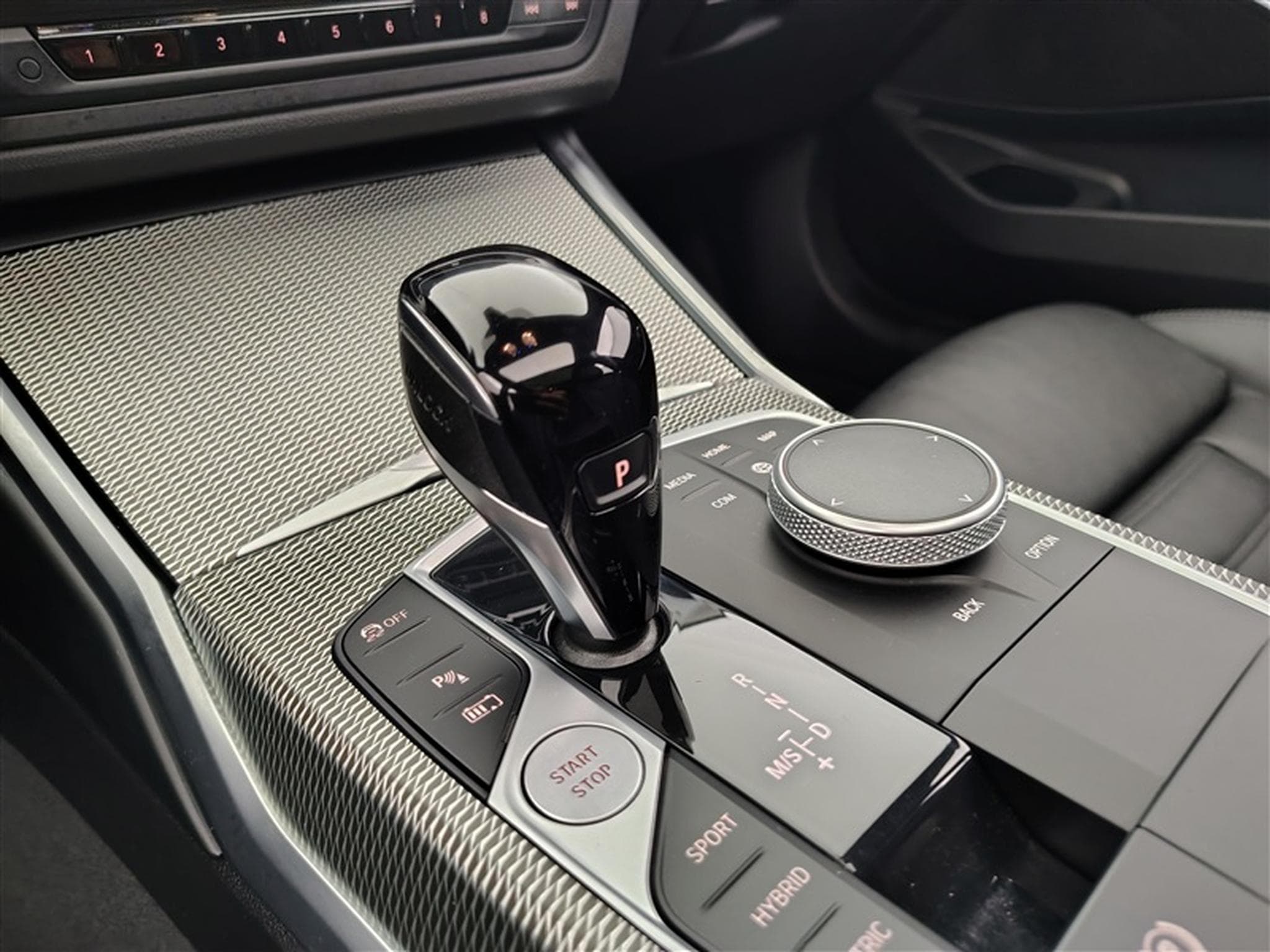 BMW 330 e XDrive PHEV PACK M NAV/CARPLAY/CAM/CUIR/PANO/LASER LED/HUD (2022) - Foto 12