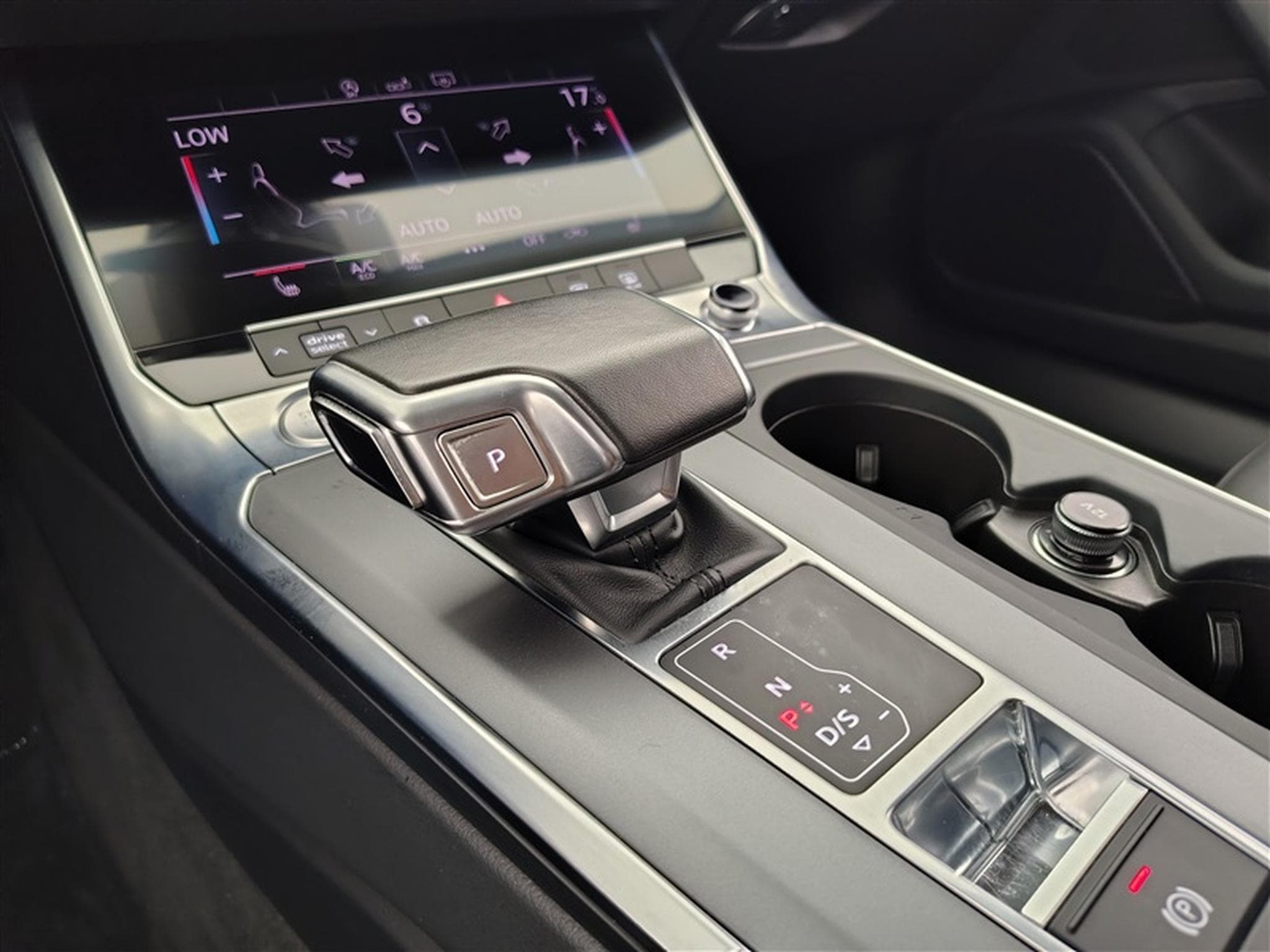 Audi A6 35 TDi Design S tronic CUIR / NAVI / FULL LED (2019) - Photo 11